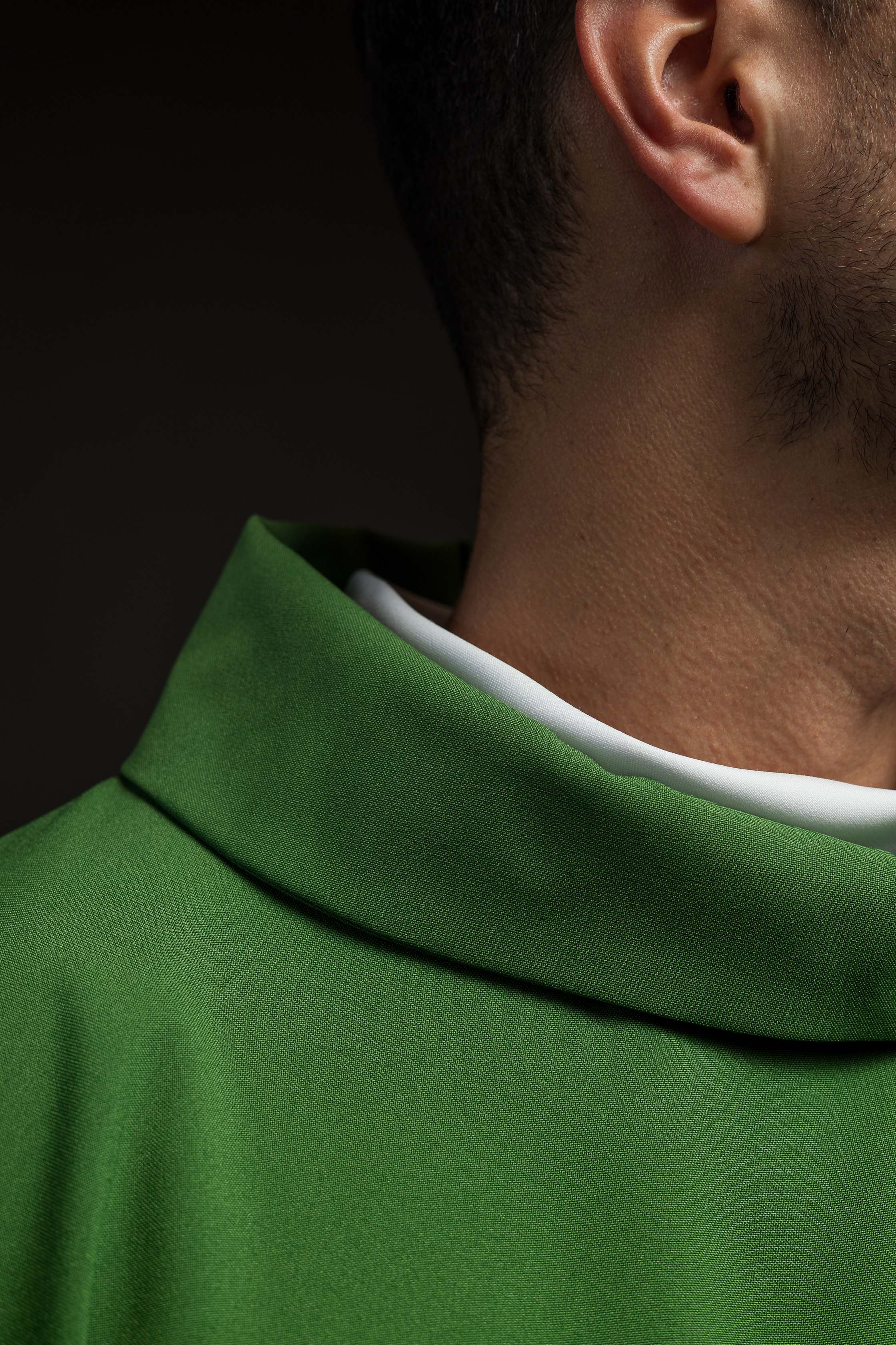 Casula Verde con ricamo IHS dorato