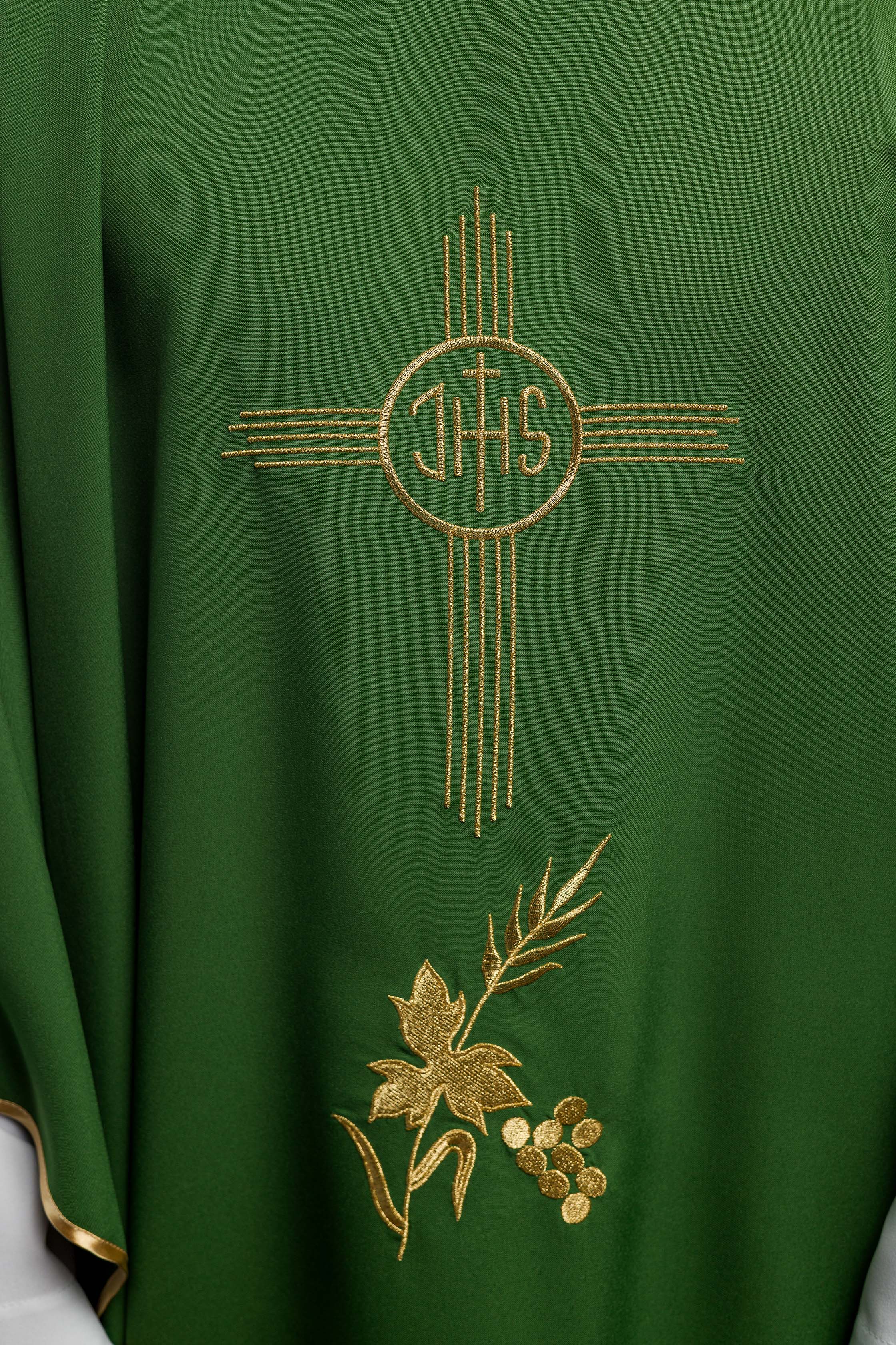 Casula Verde con ricamo IHS dorato