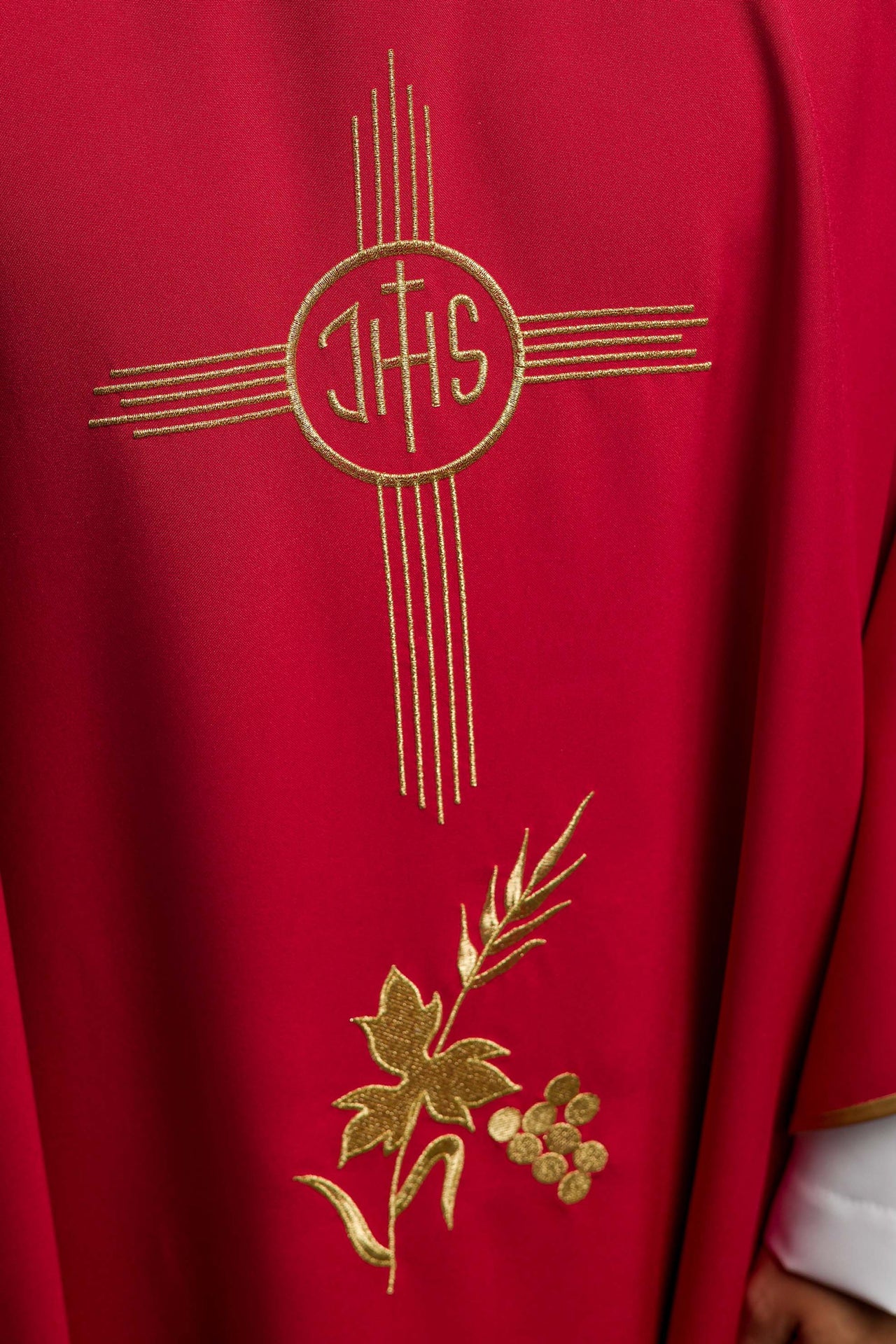 Czerwony ornat haftowany z szerokim kołnierzem i motywem IHS