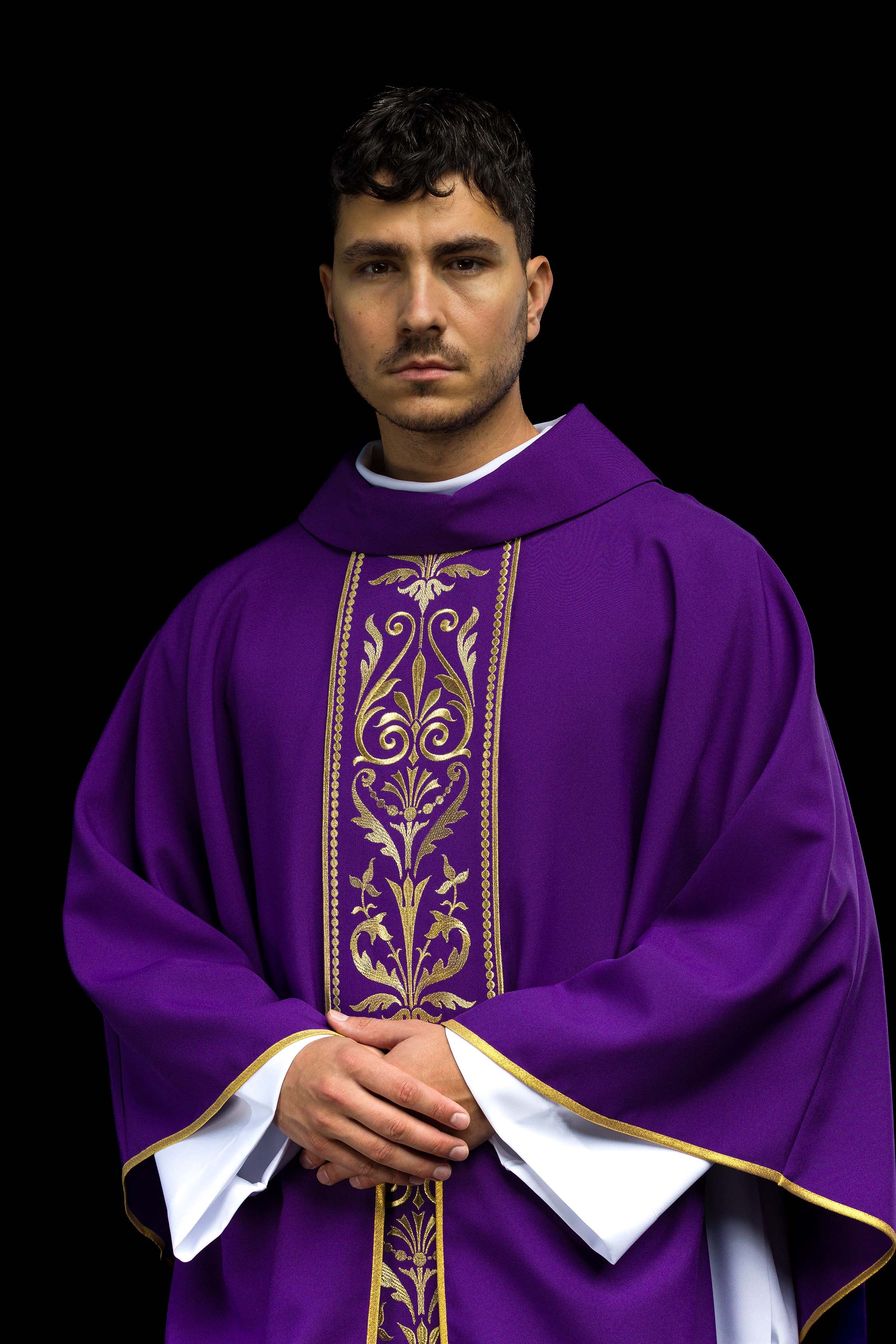 Casula liturgica Viola decorata con ampio stolone dorato ricamato