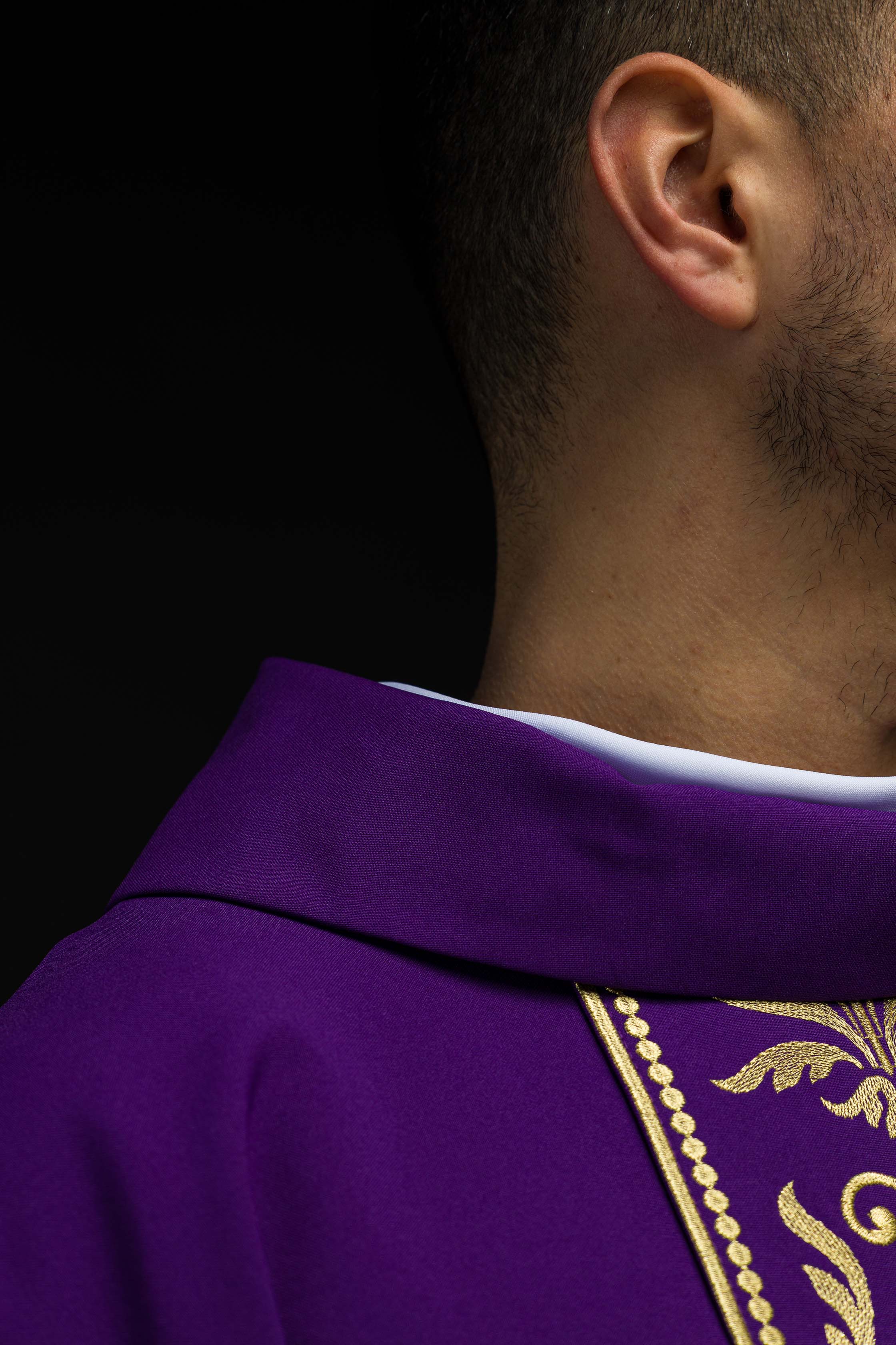 Casula liturgica Viola decorata con ampio stolone dorato ricamato