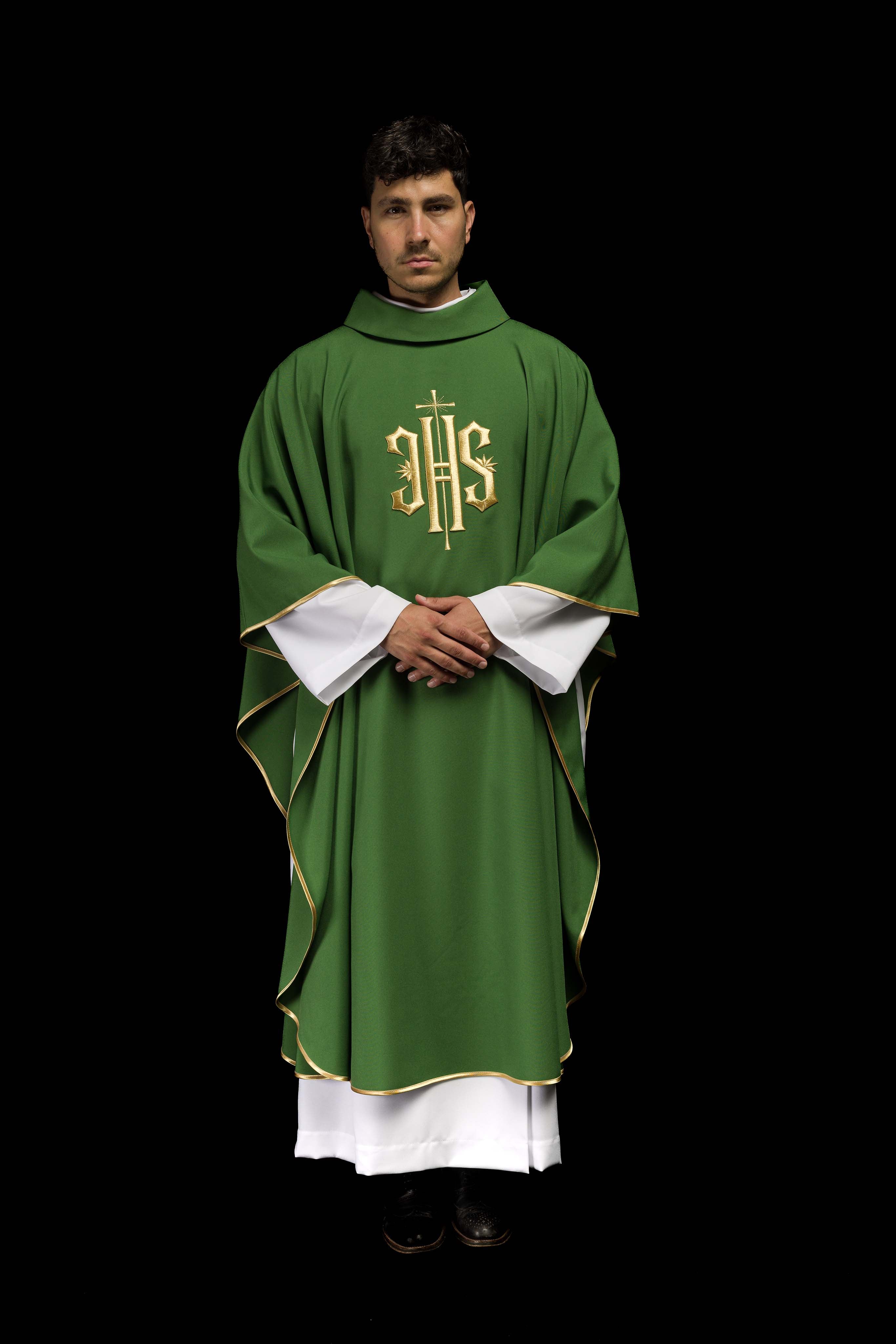 Casula Verde ricamata con motivo dorato IHS
