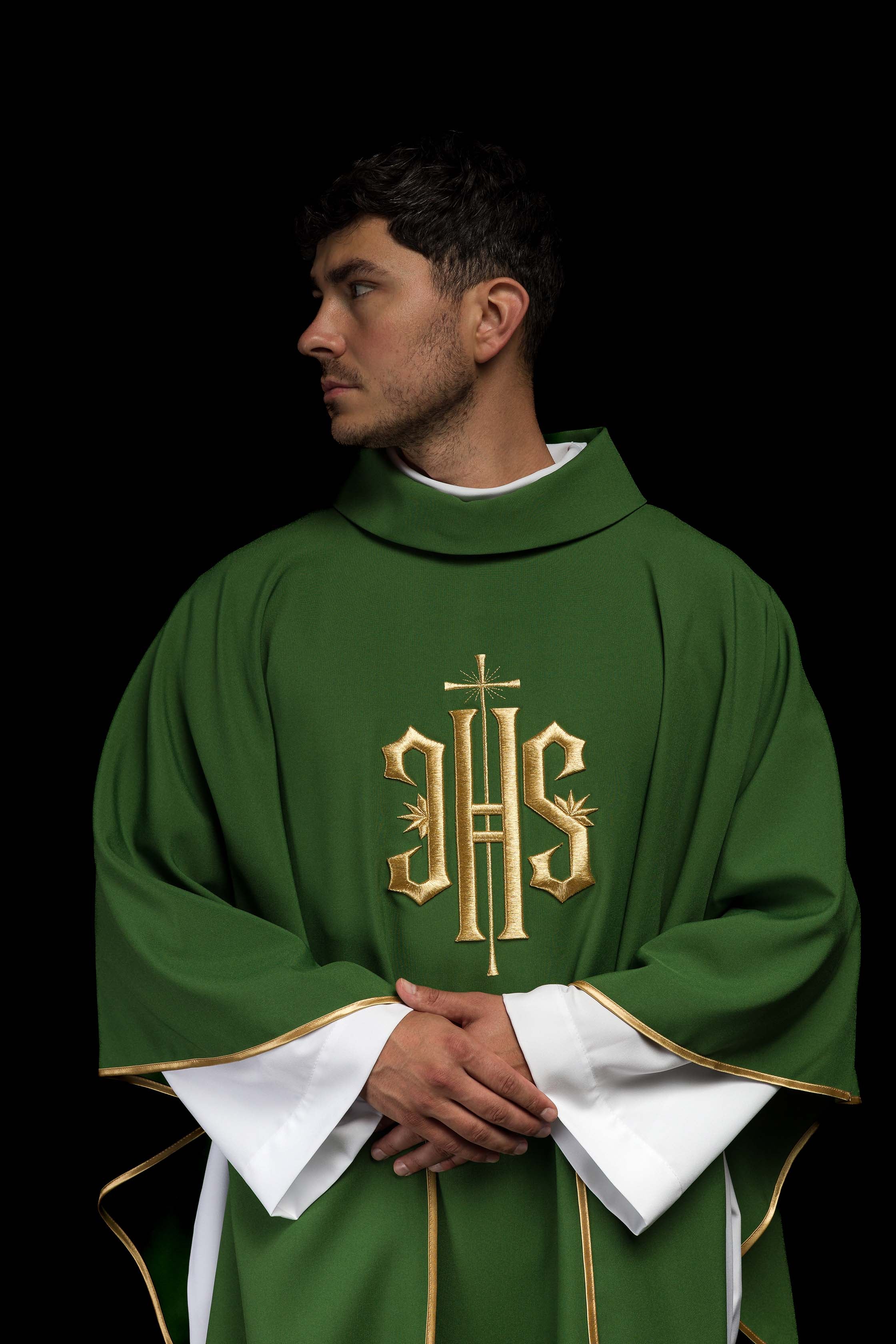 Casula Verde ricamata con motivo dorato IHS