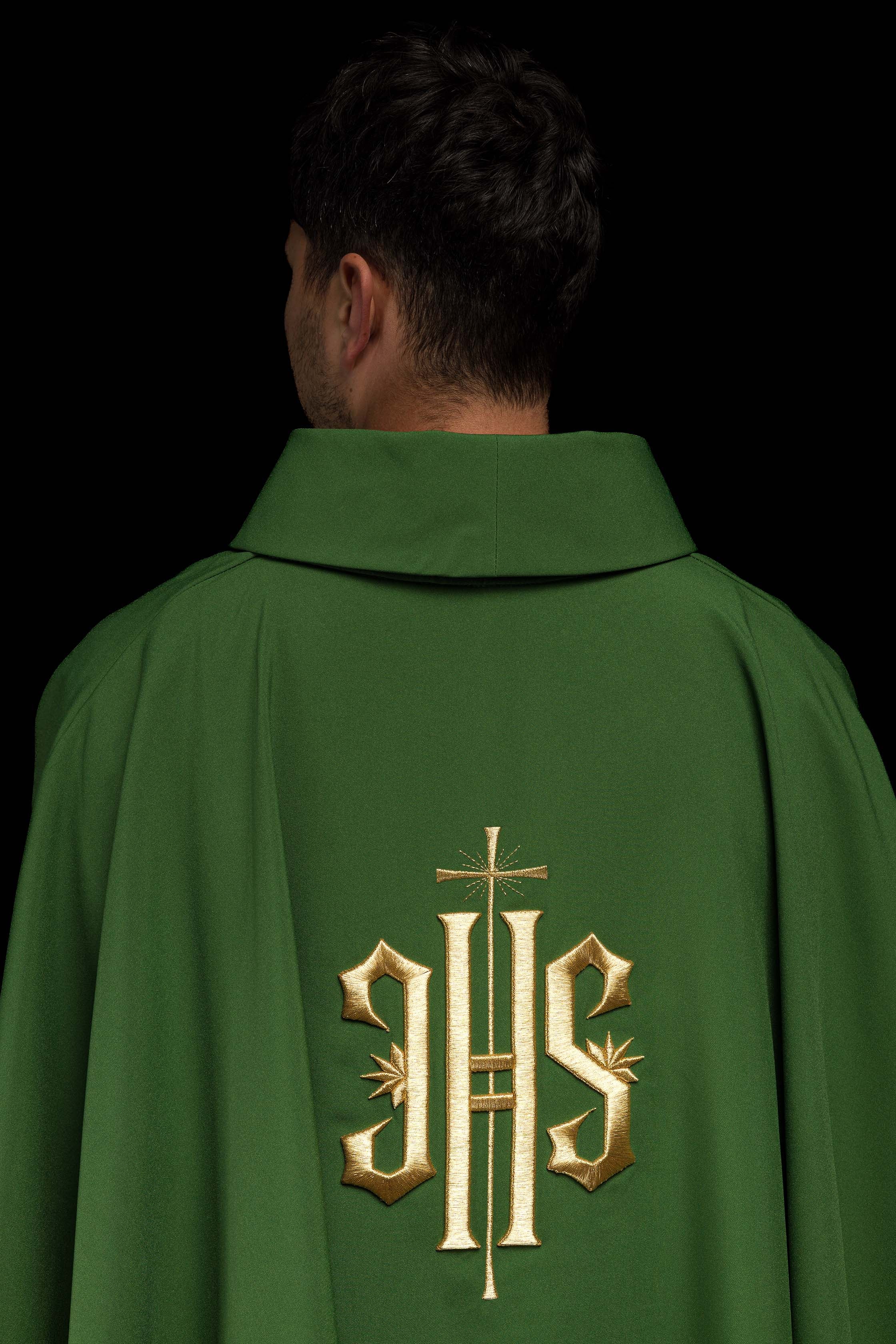 Casula Verde ricamata con motivo dorato IHS