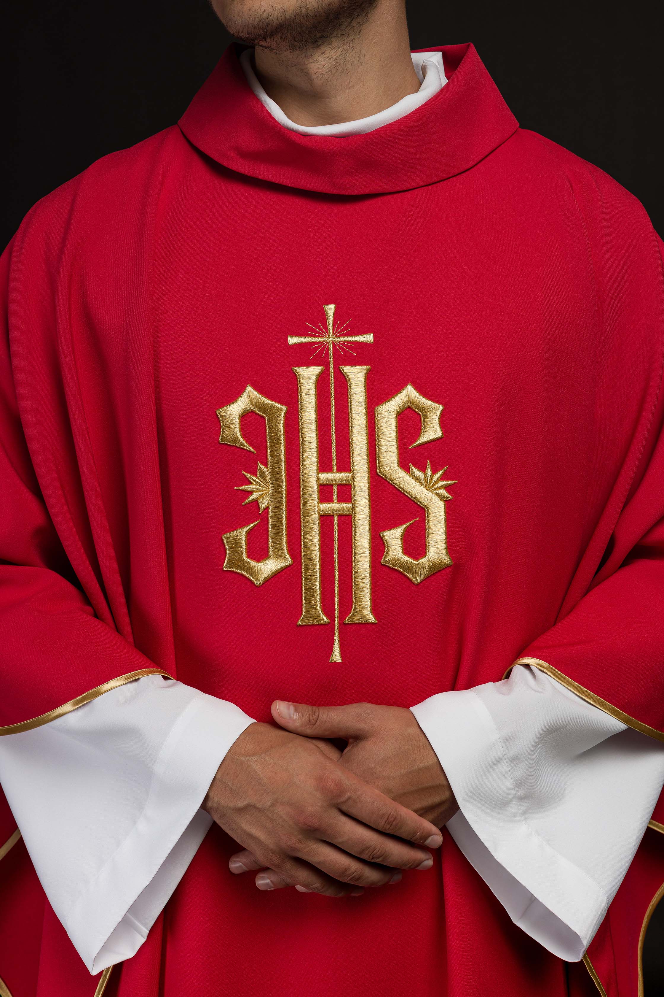 Casula Rossa ricamata con motivo dorato IHS