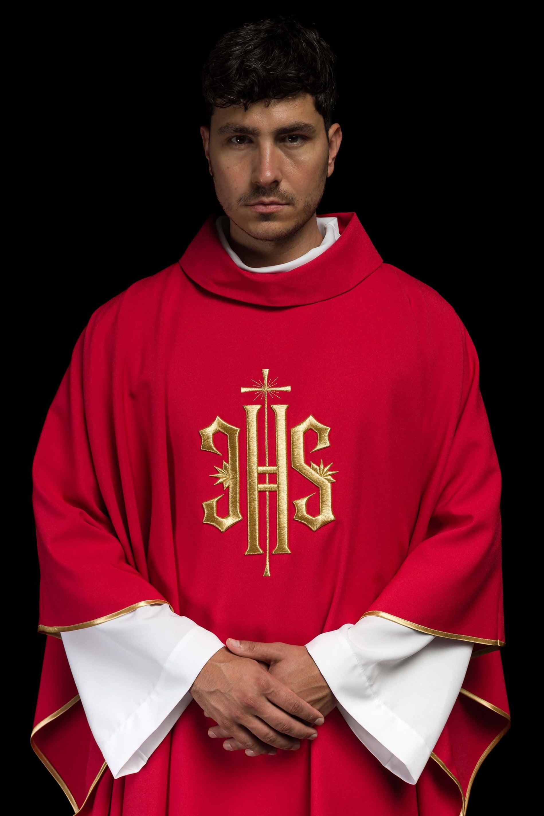Casula Rossa ricamata con motivo dorato IHS