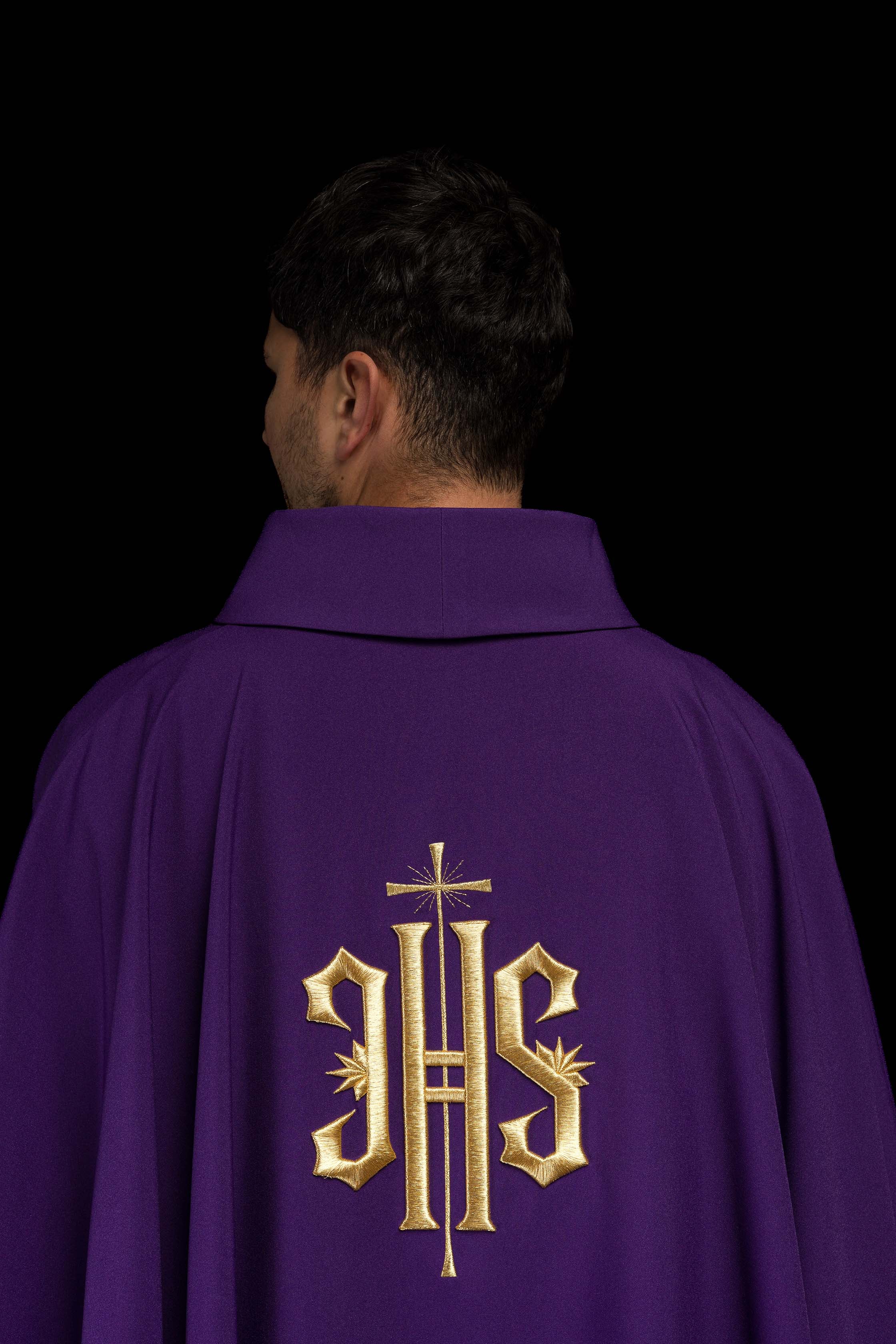 Casula Viola ricamata con motivo dorato IHS
