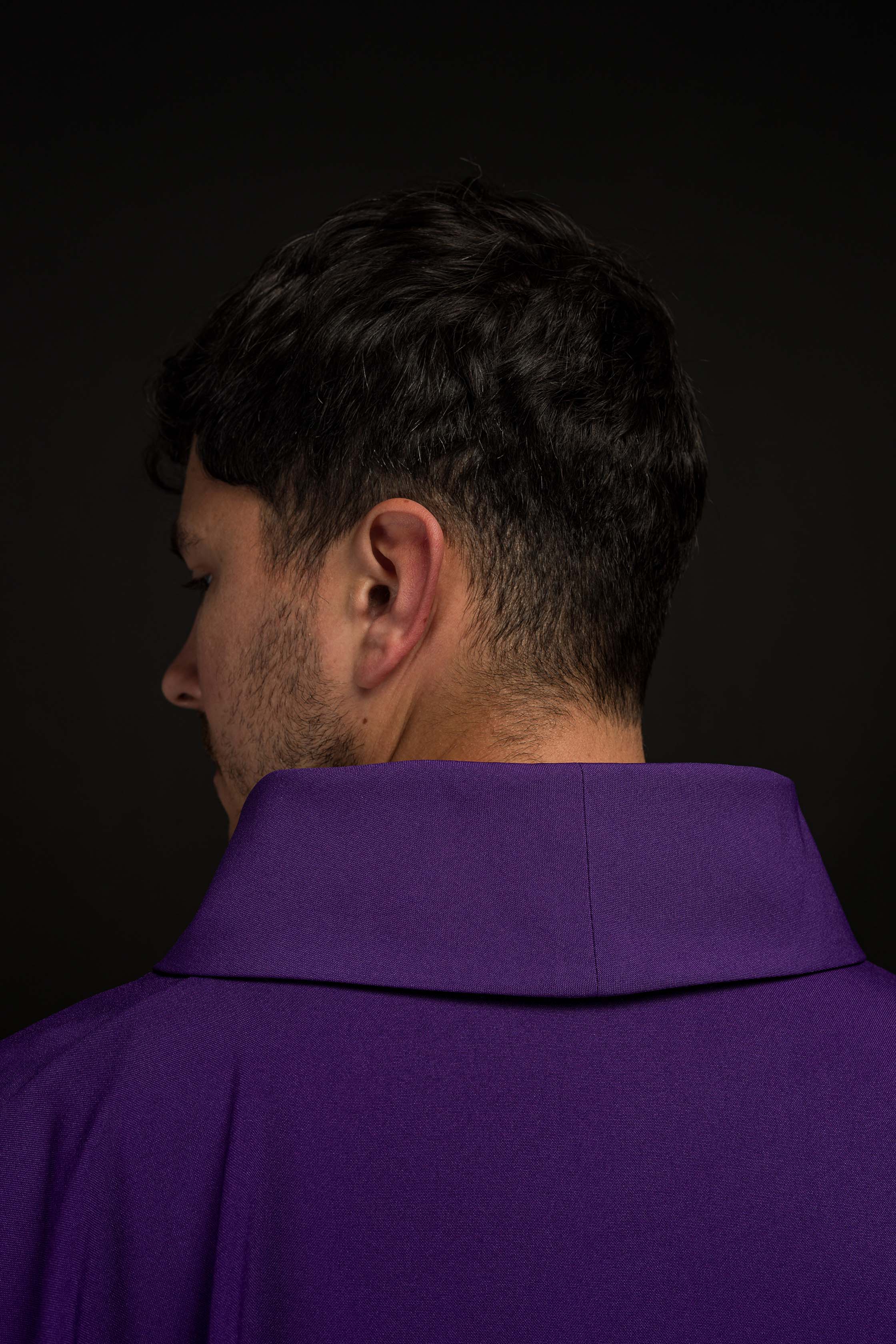Casula Viola ricamata con motivo dorato IHS