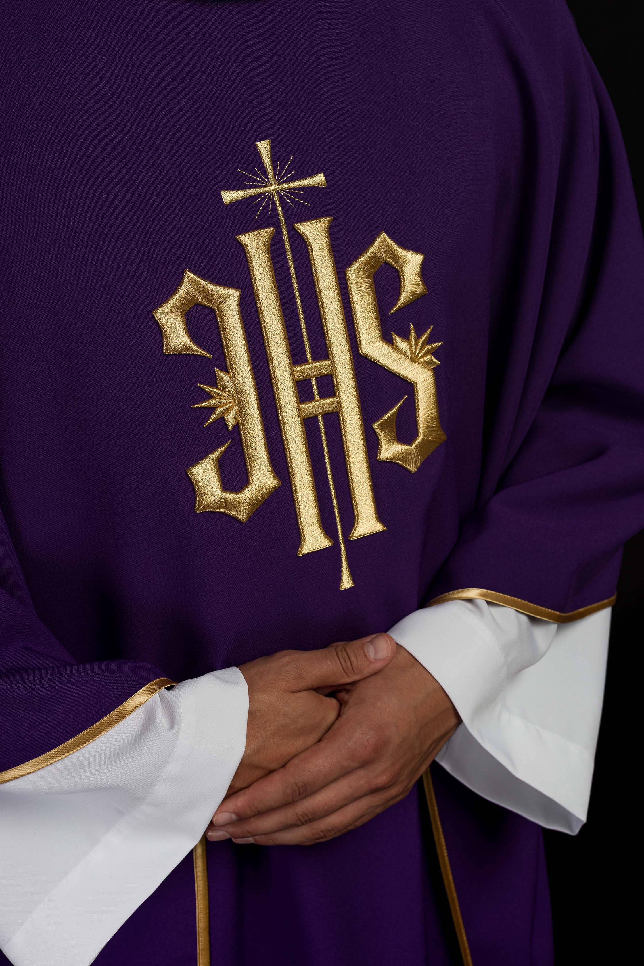 Casula Viola ricamata con motivo dorato IHS