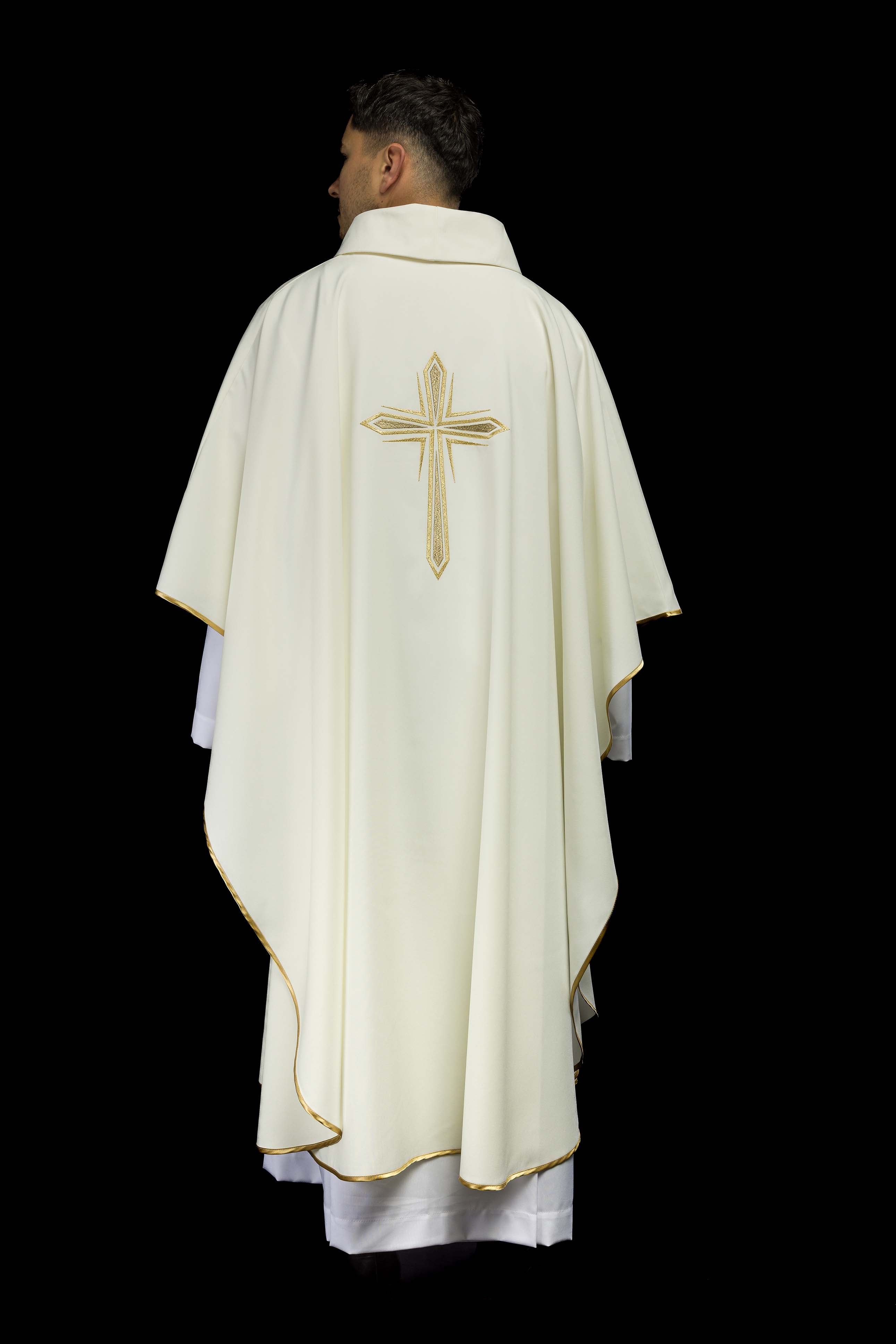 Casula ricamata con motivo della Santa Croce