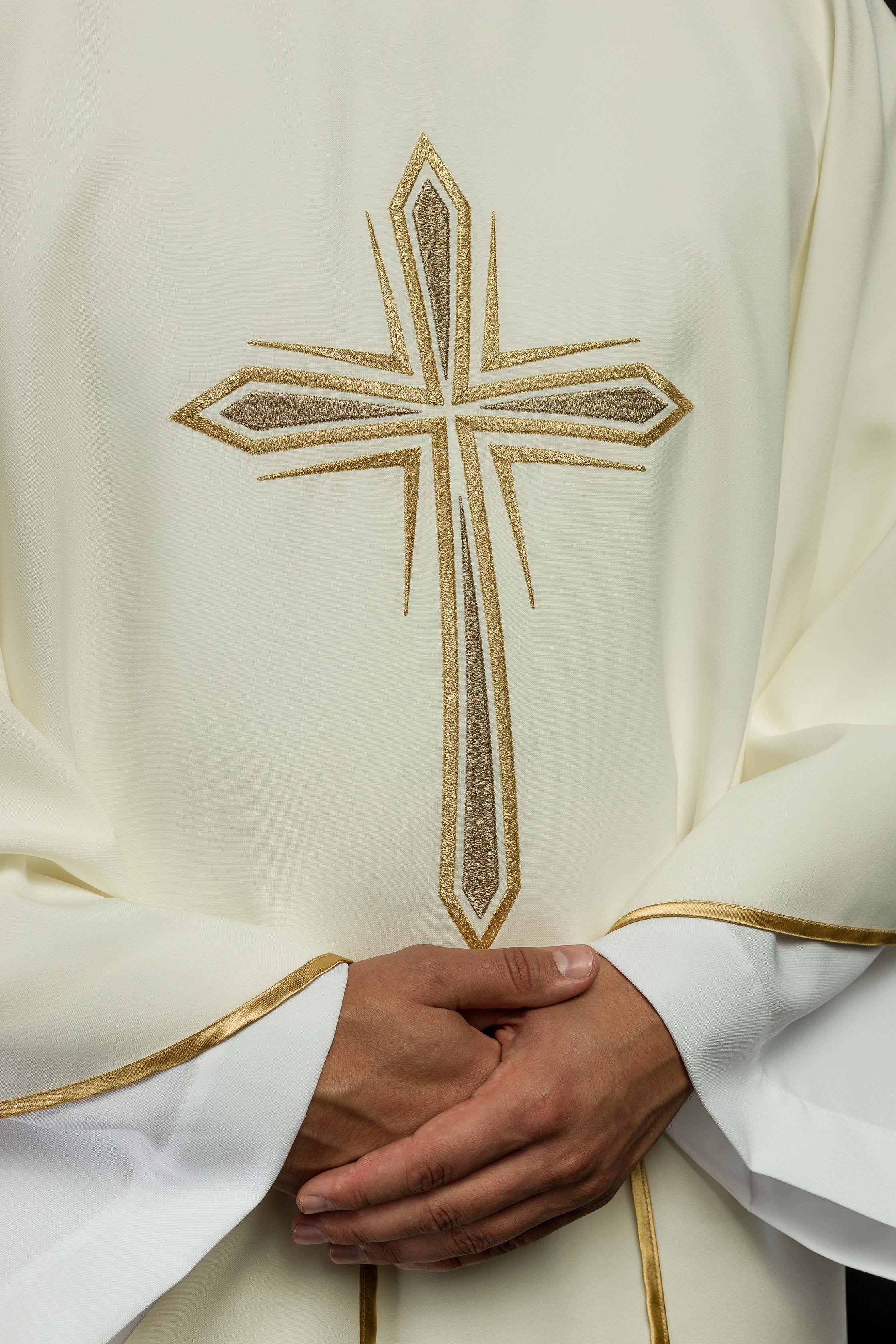 Casula ricamata con motivo della Santa Croce