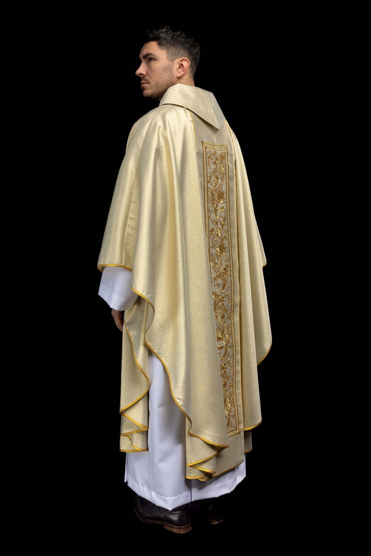 Ornat z haftem kielicha eucharystycznego w kolorze złotym - ORNATY.PL