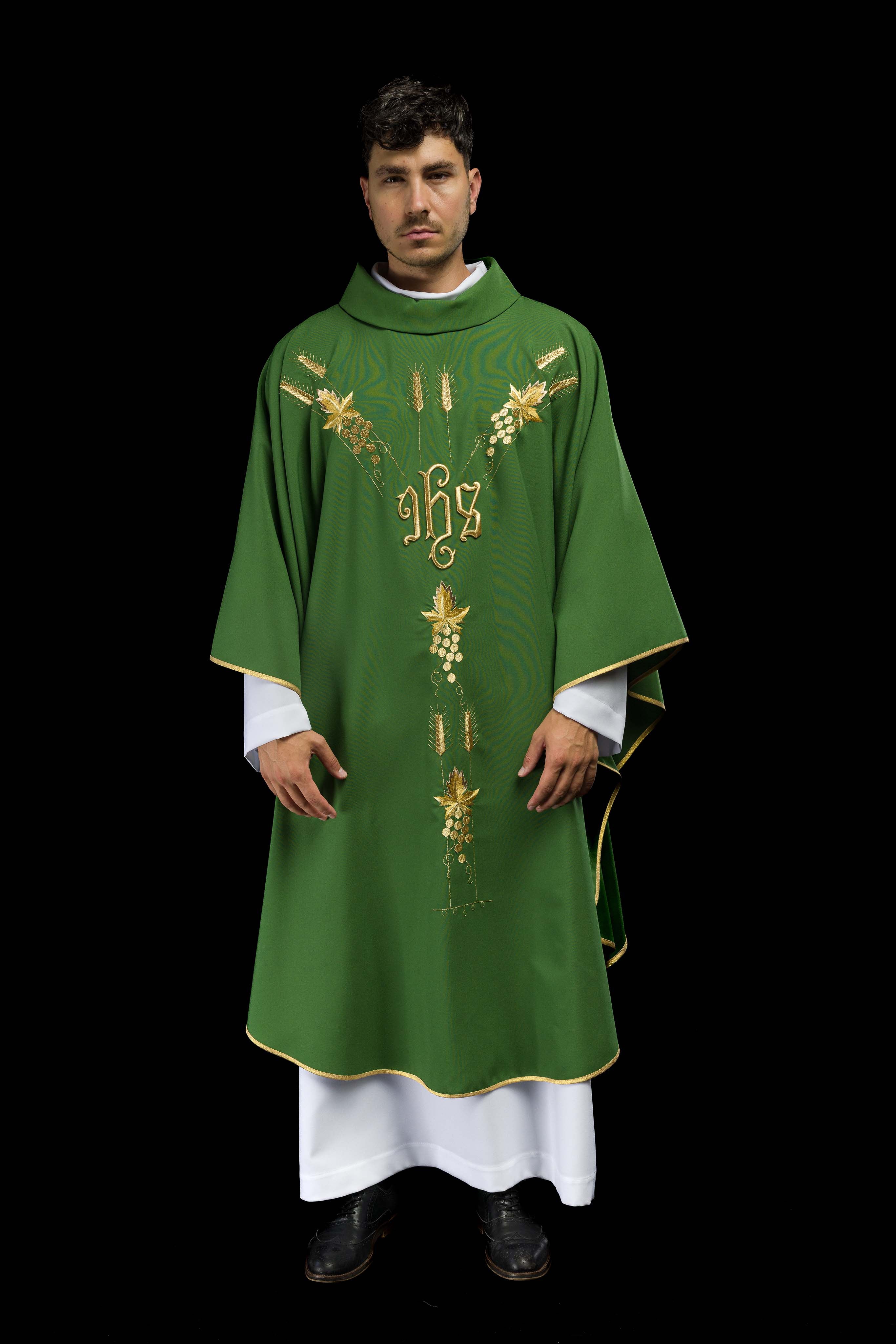 Casula Verde ricamata con simbolo IHS Uva