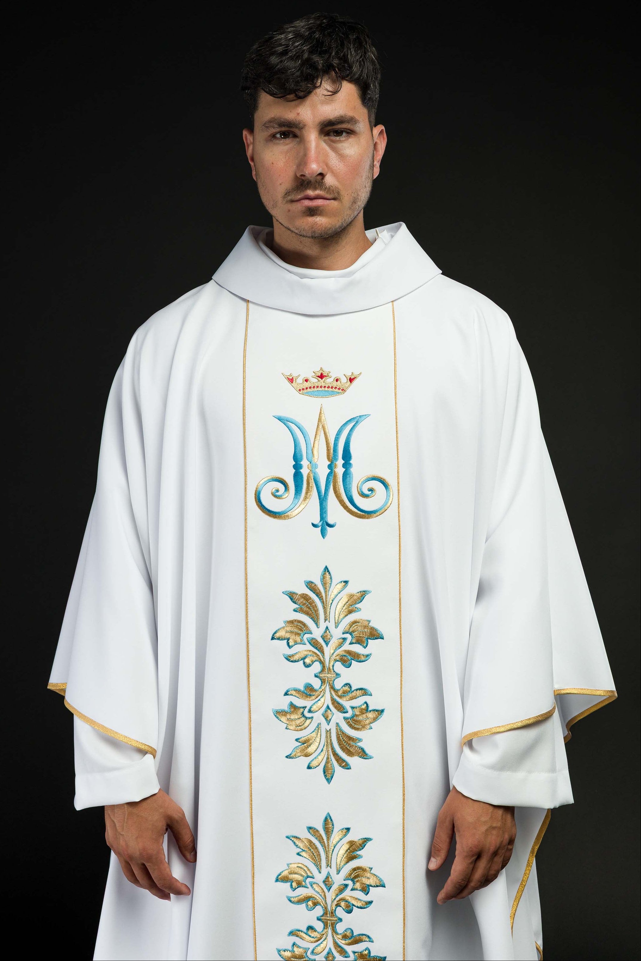 Casula ricamata con motivo mariano bianco