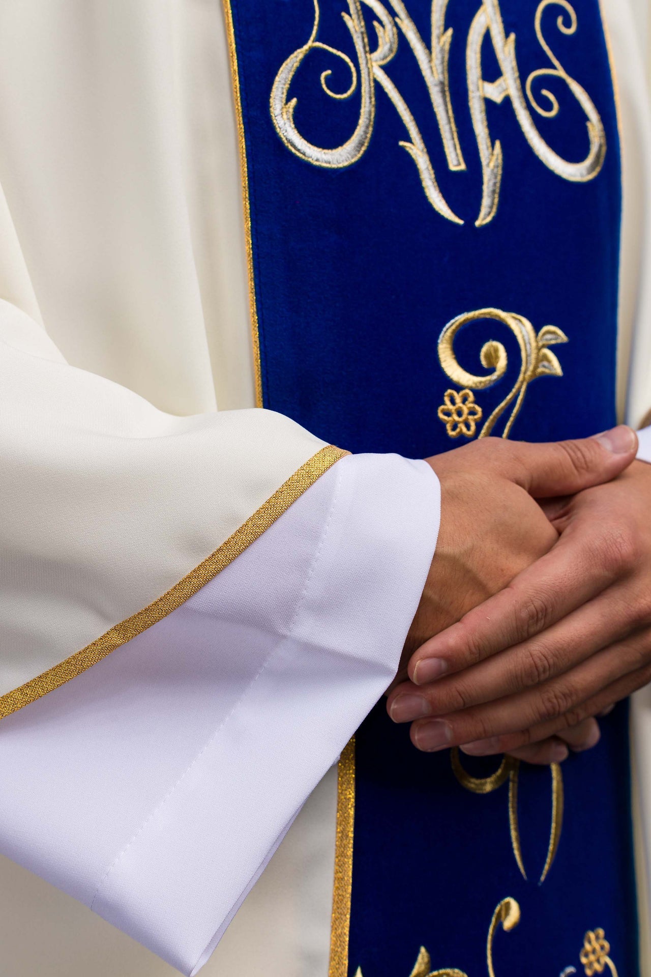 Casula liturgica mariana con fascia ricamata blu