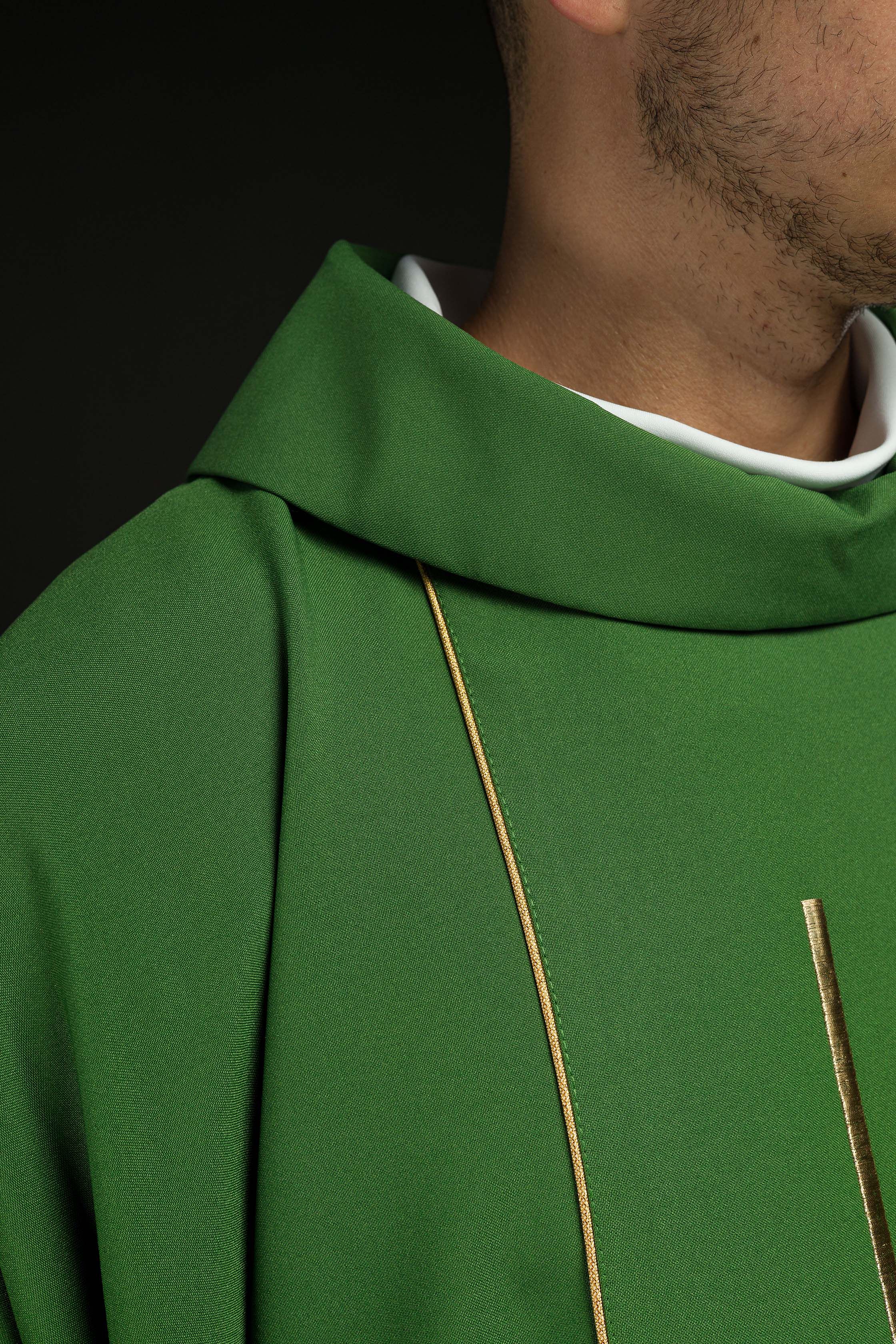 Casula Verde ricamato con motivi di Croce e Spighe