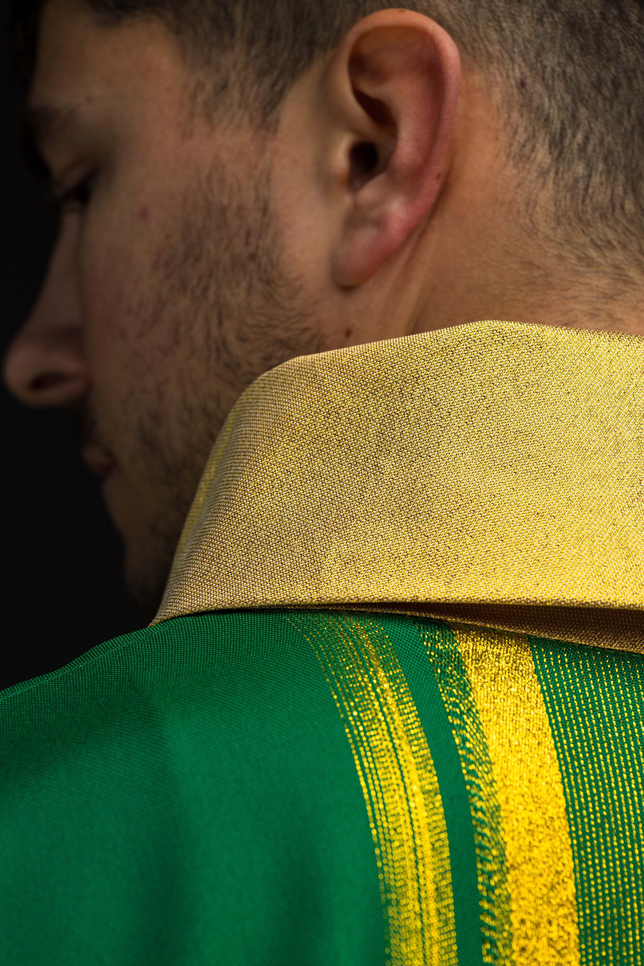 Casula liturgica Verde decorata con ricamo IHS