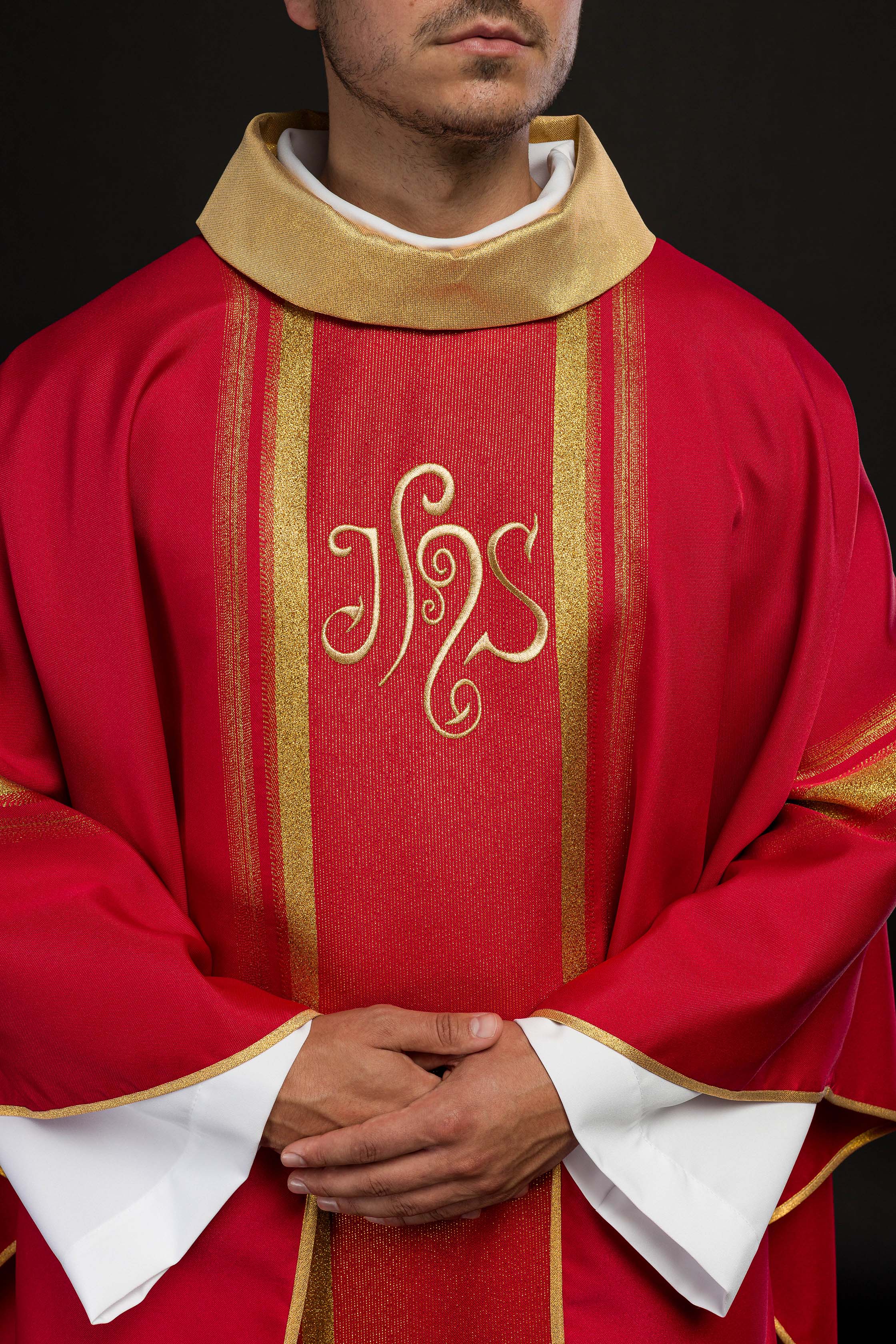 Casula liturgica Rossa decorata con ricamo IHS