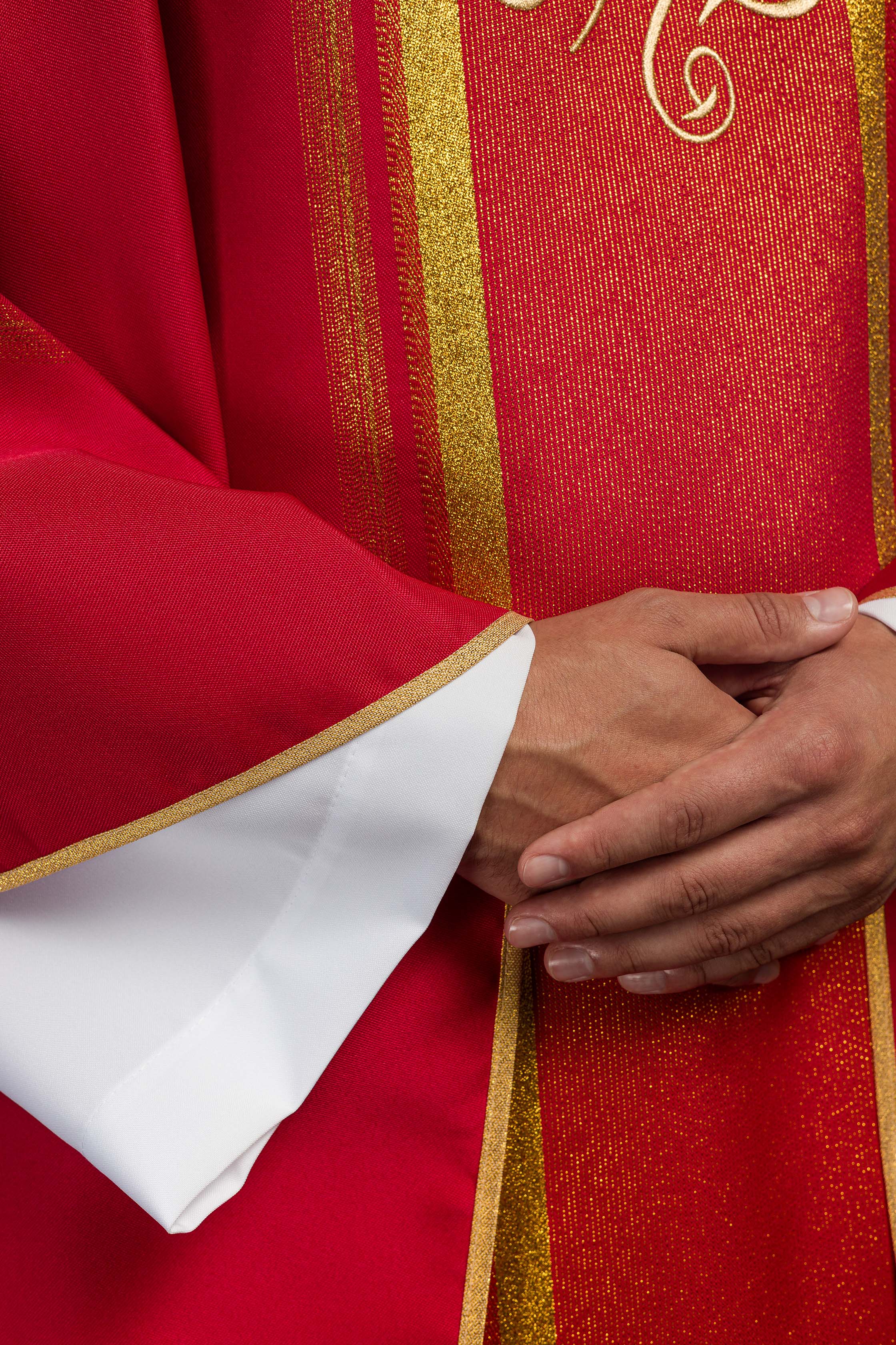 Casula liturgica Rossa decorata con ricamo IHS