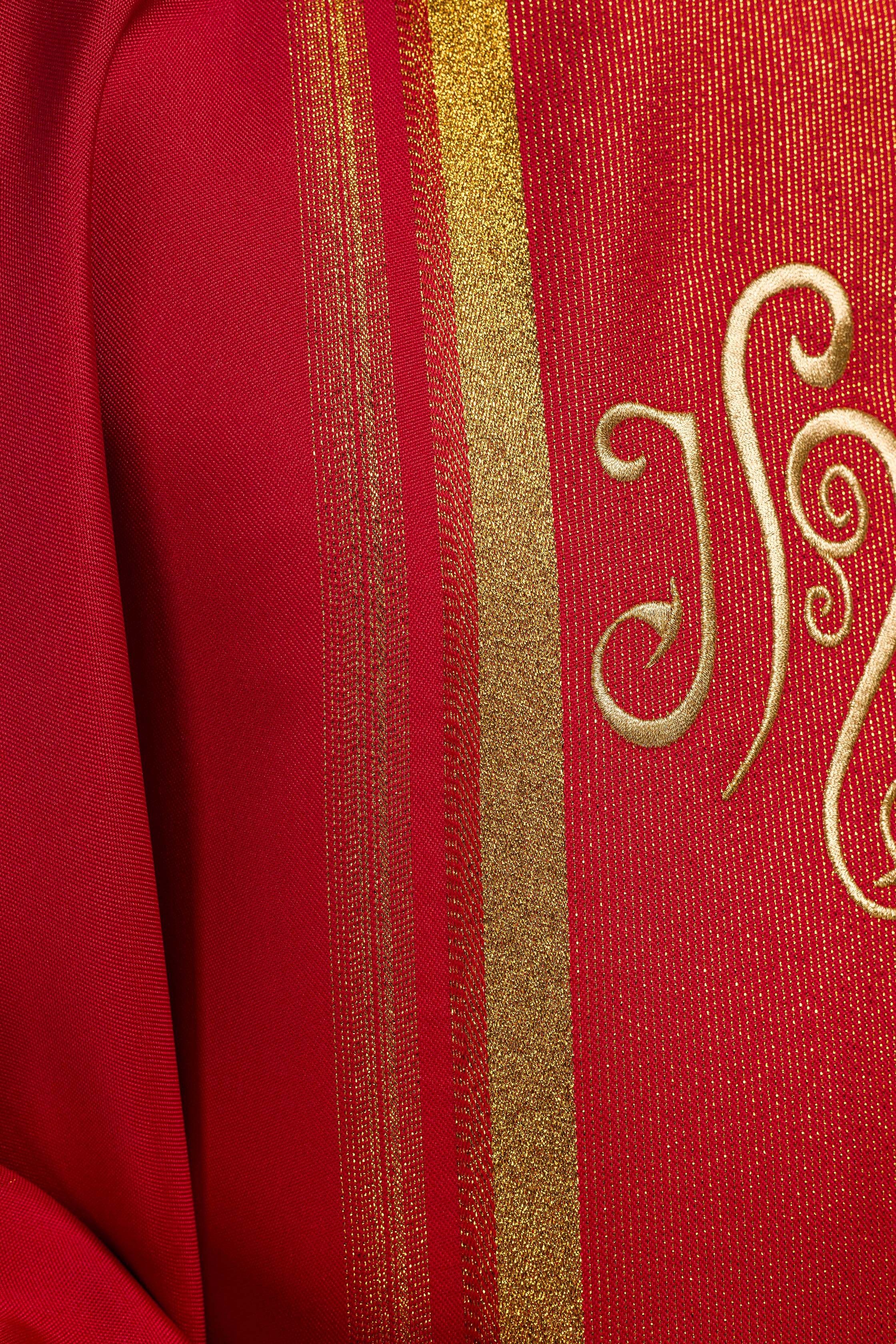 Casula liturgica Rossa decorata con ricamo IHS