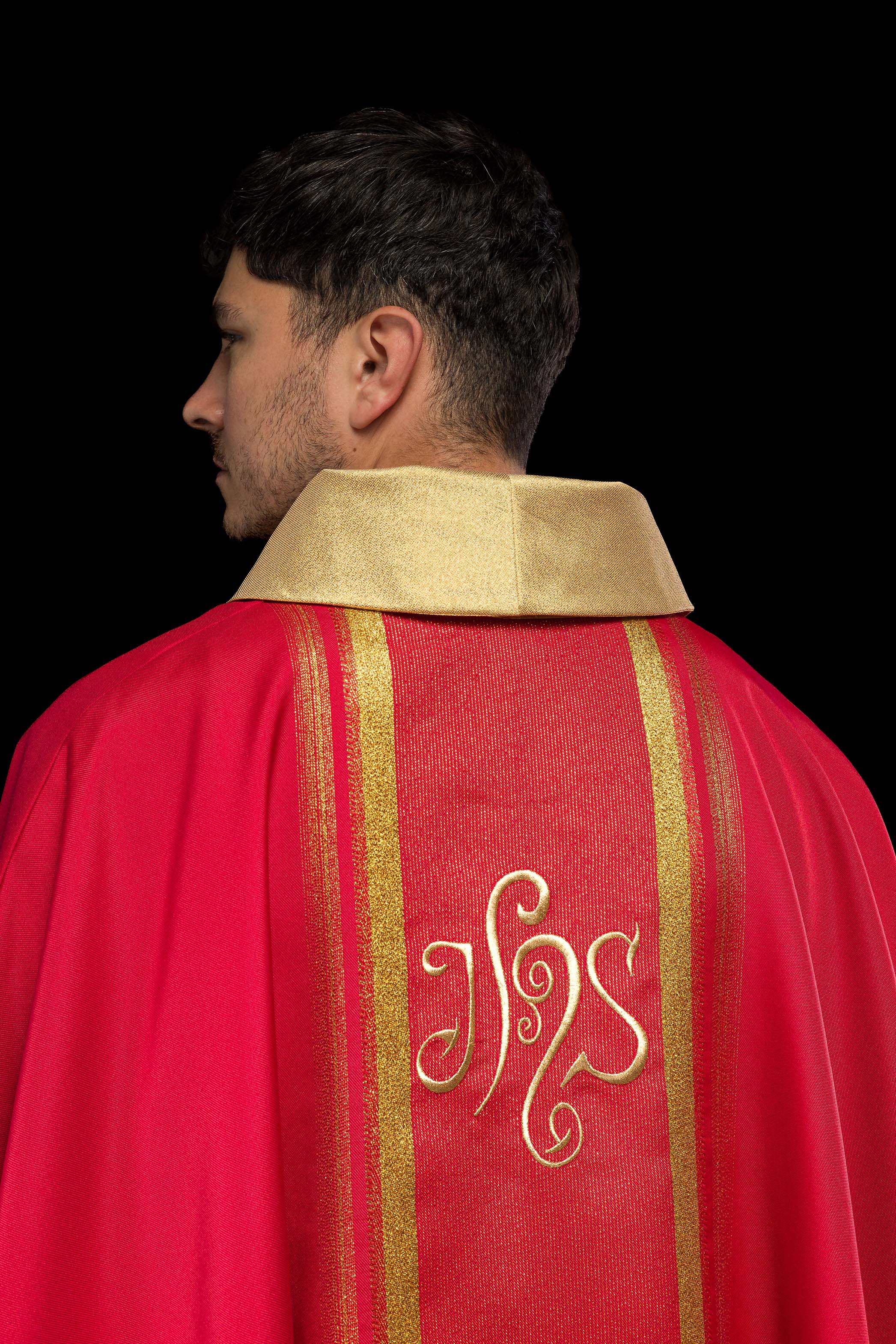 Casula liturgica Rossa decorata con ricamo IHS