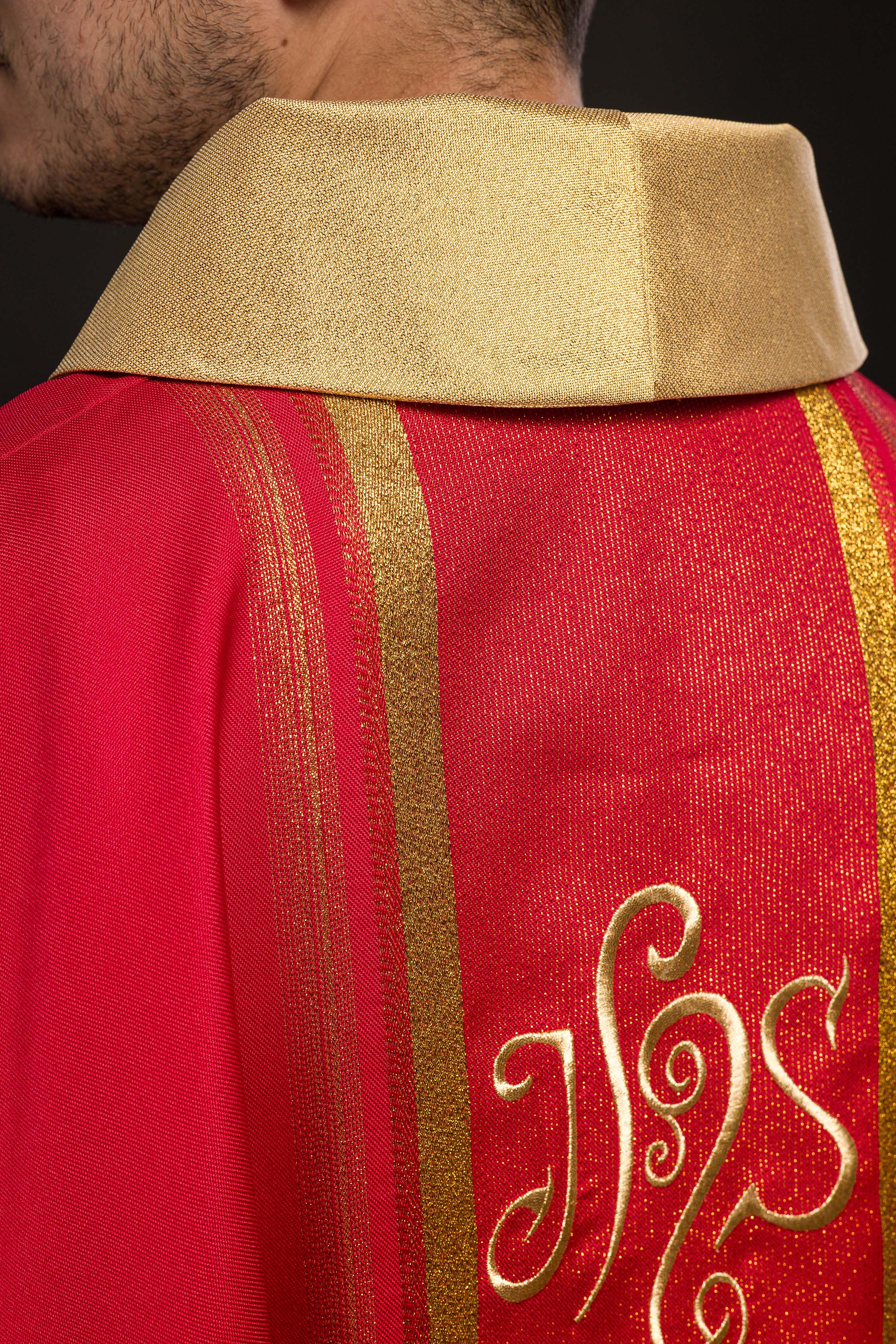 Casula liturgica Rossa decorata con ricamo IHS
