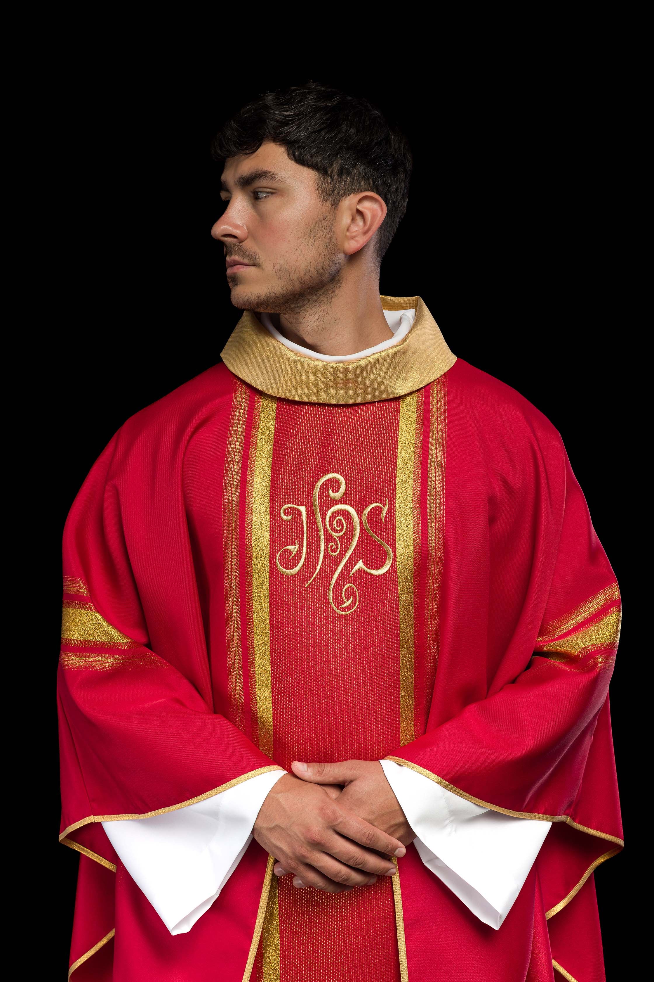 Casula liturgica Rossa decorata con ricamo IHS