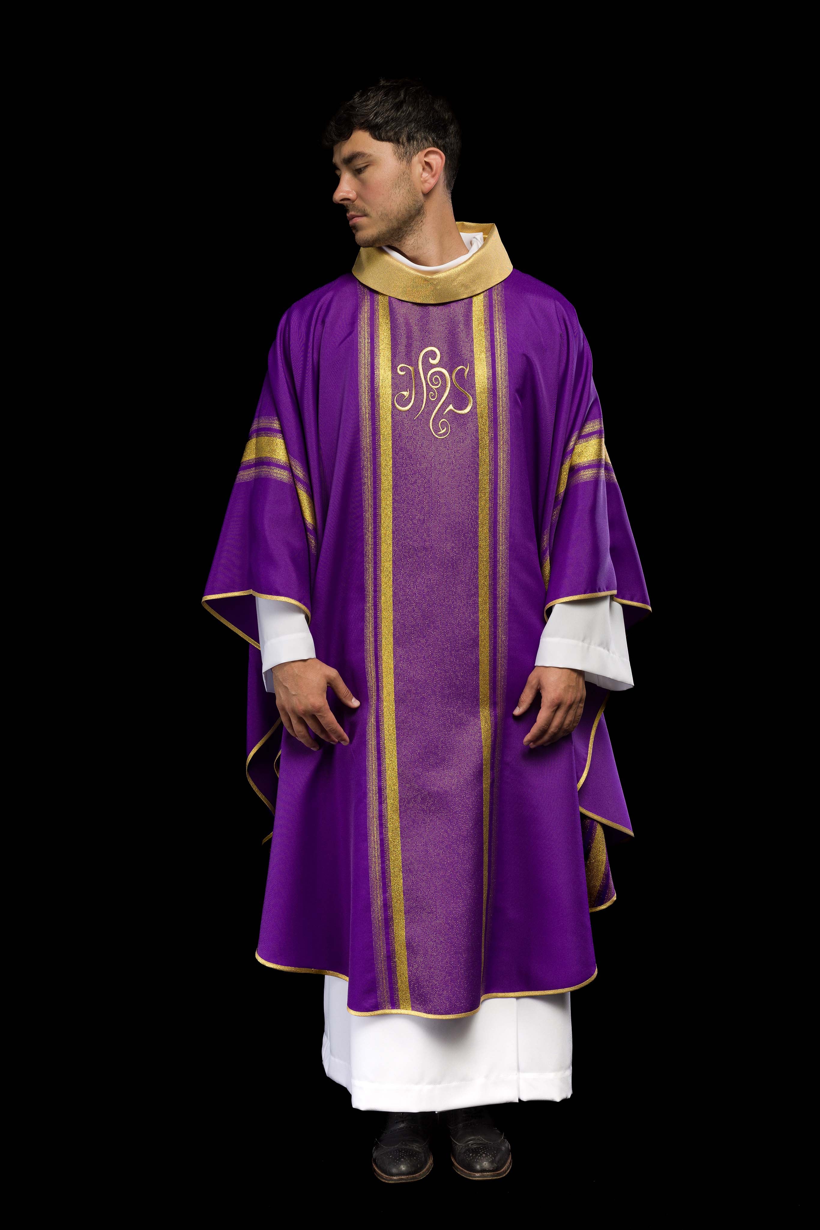Casula liturgica Viola decorata con ricamo IHS