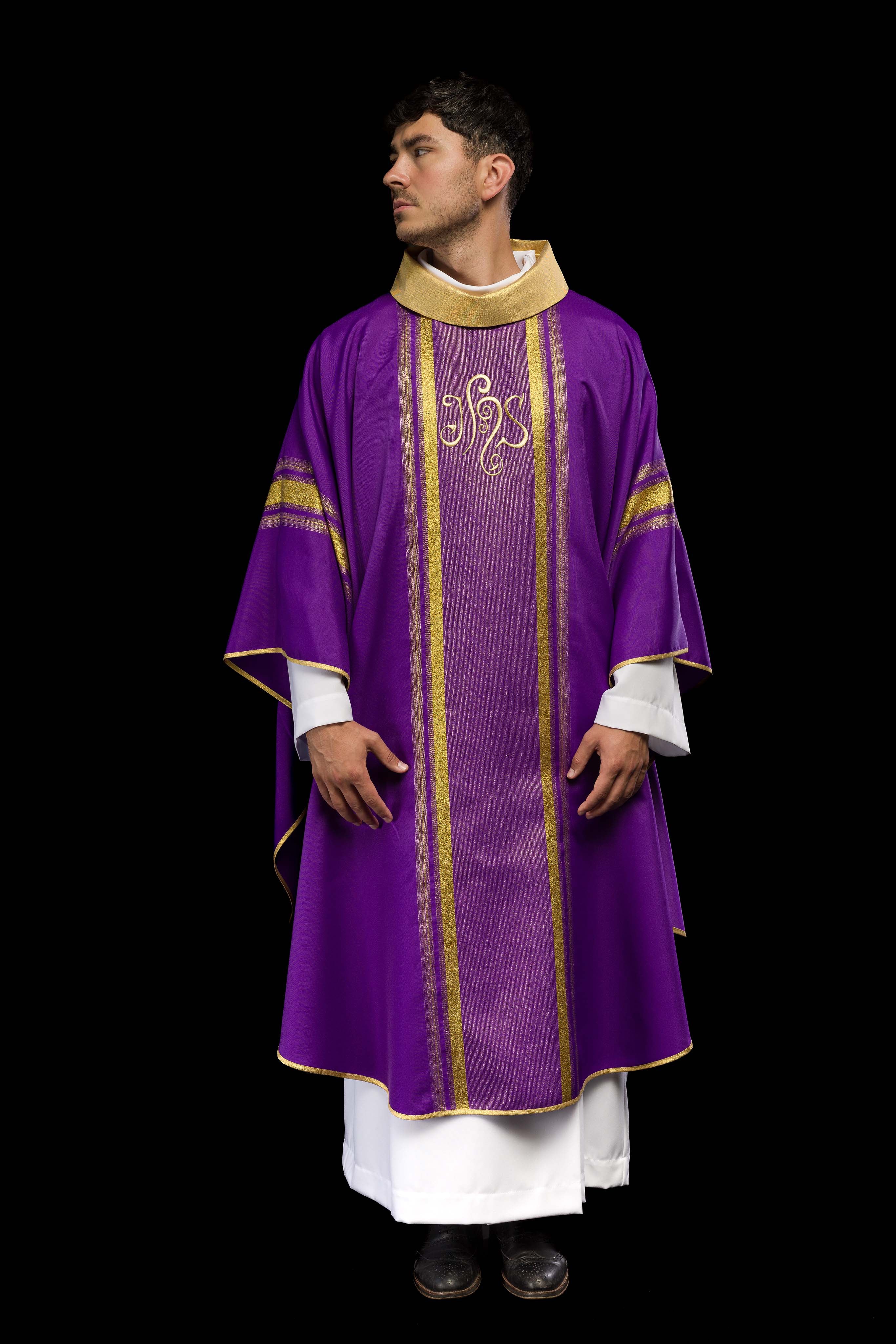 Casula liturgica Viola decorata con ricamo IHS