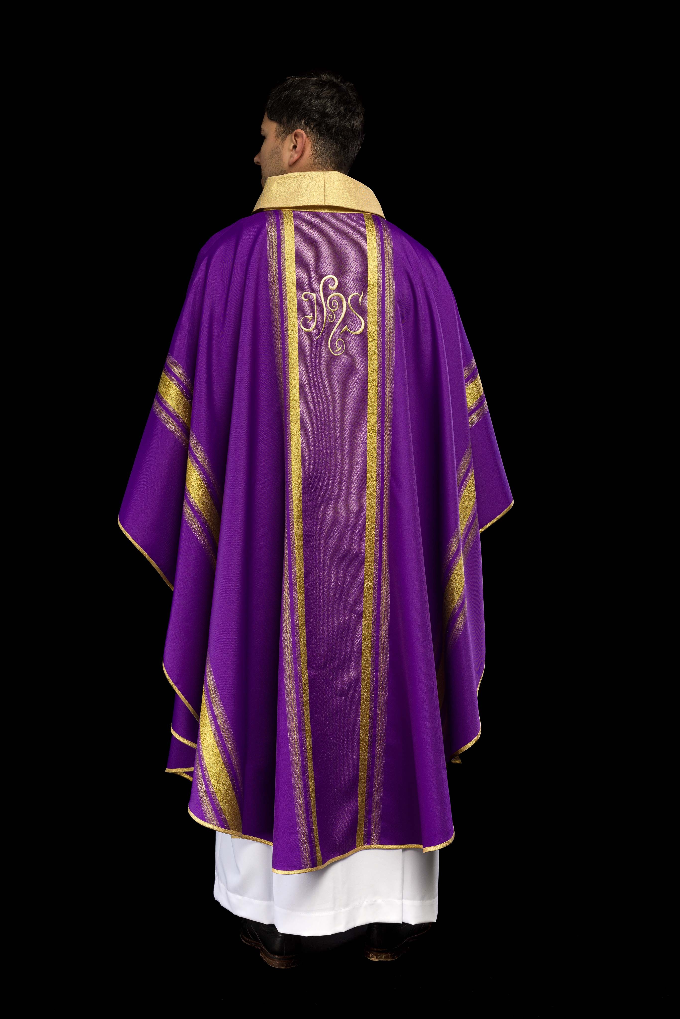 Casula liturgica Viola decorata con ricamo IHS
