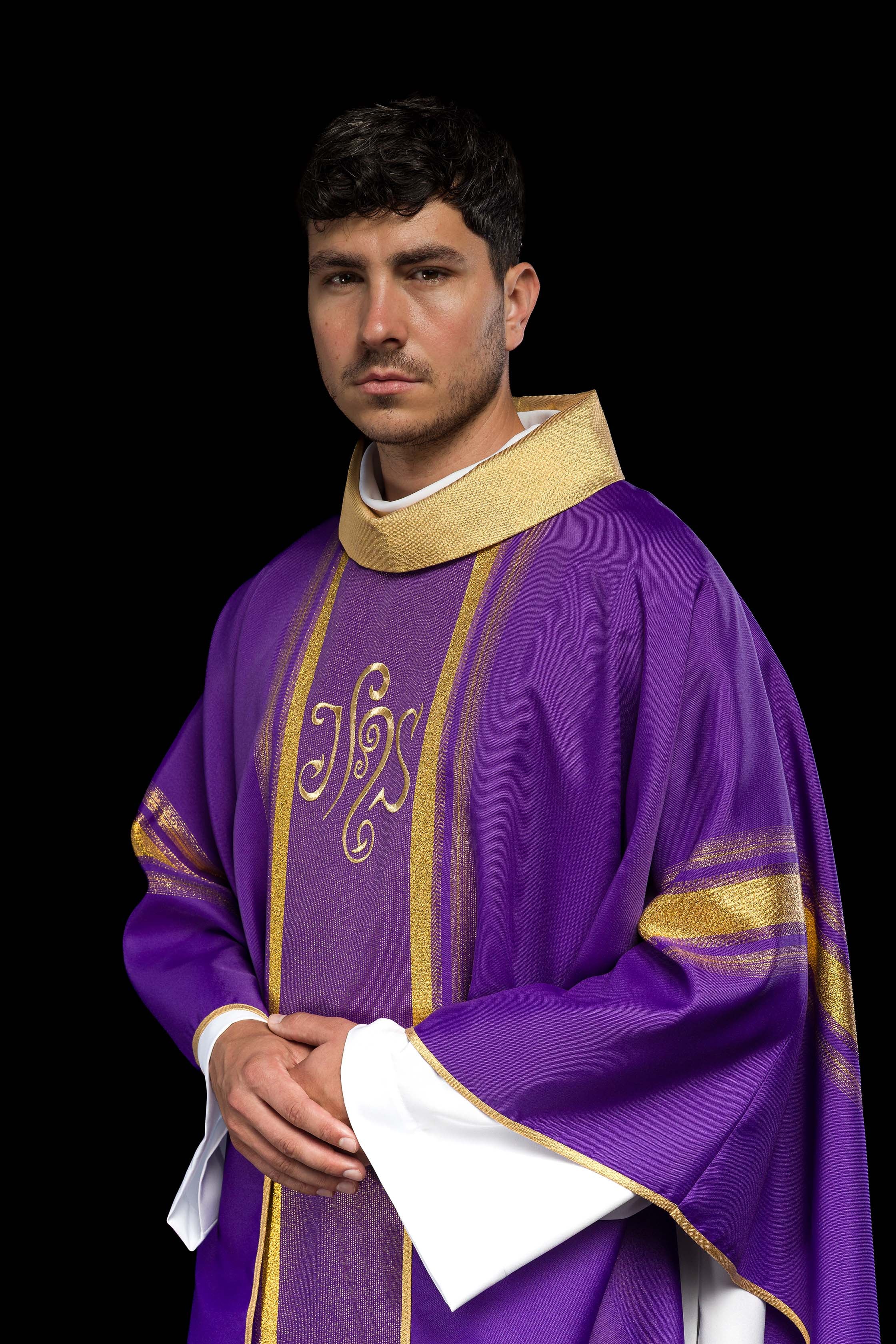 Casula liturgica Viola decorata con ricamo IHS