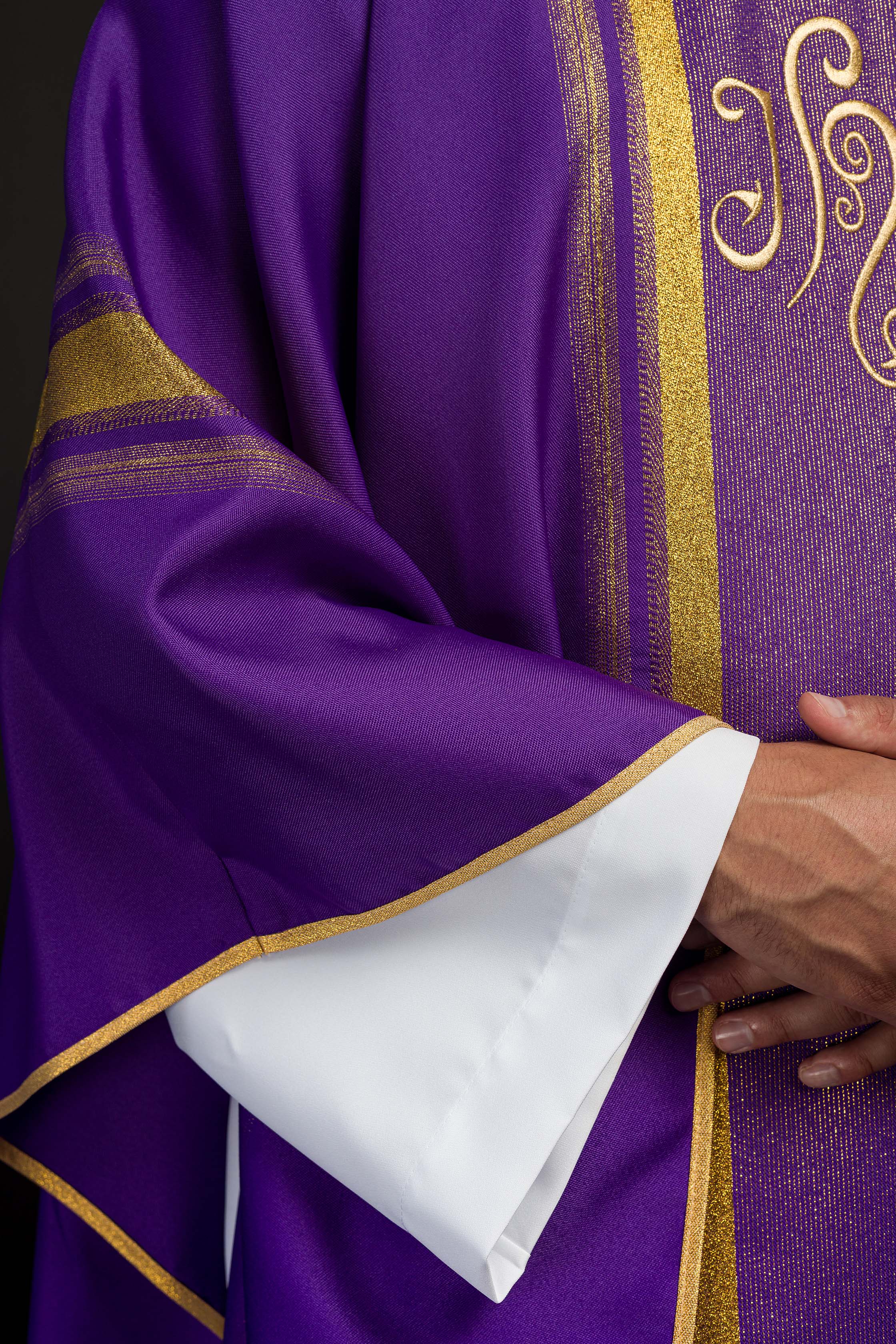Casula liturgica Viola decorata con ricamo IHS