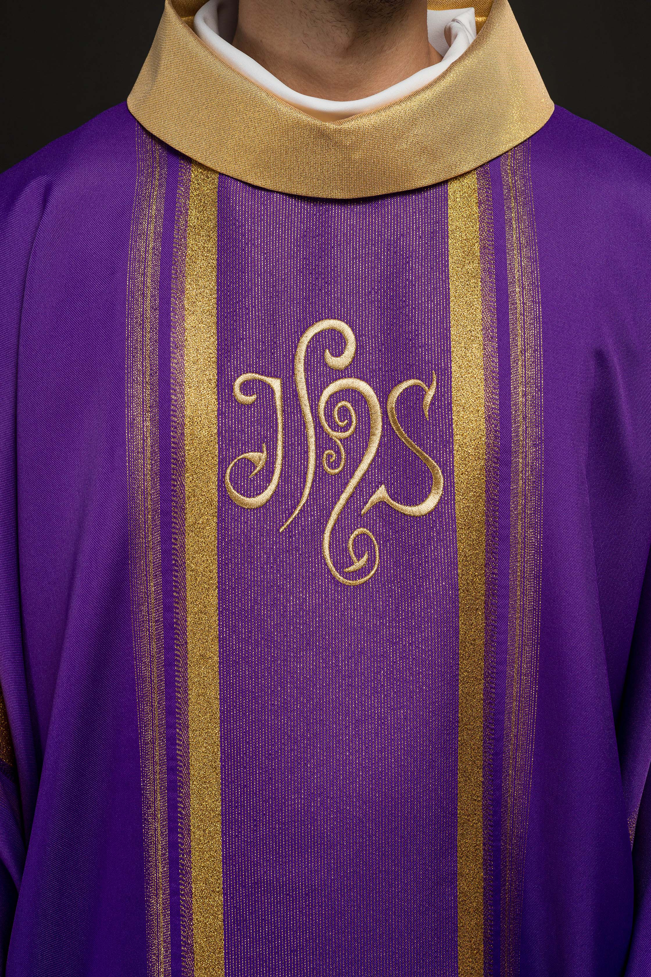Casula liturgica Viola decorata con ricamo IHS