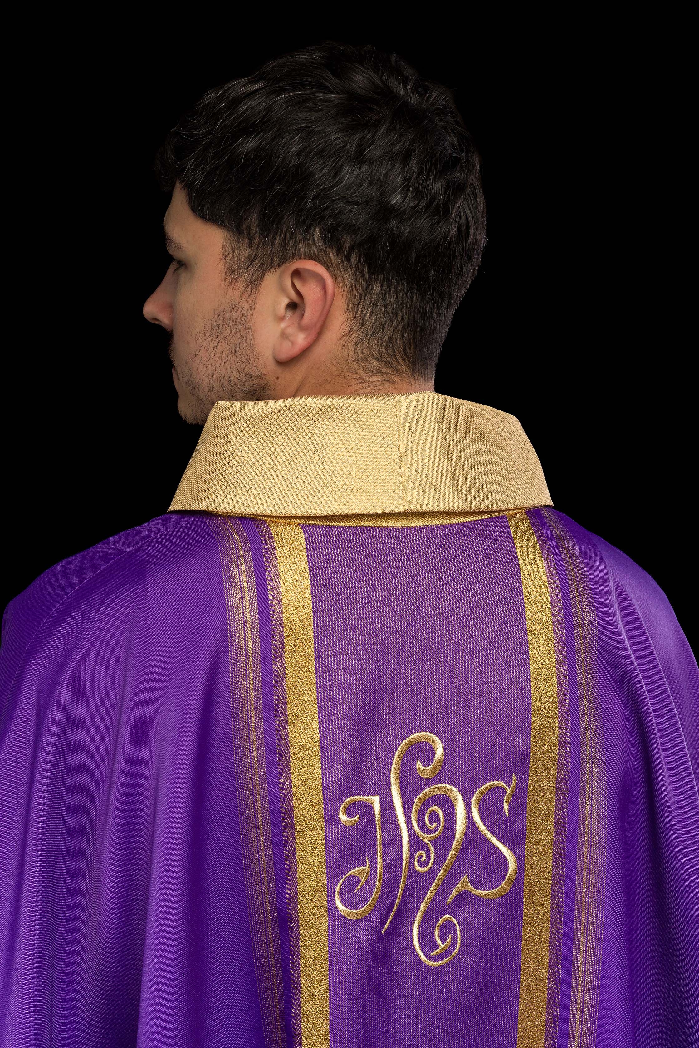 Casula liturgica Viola decorata con ricamo IHS