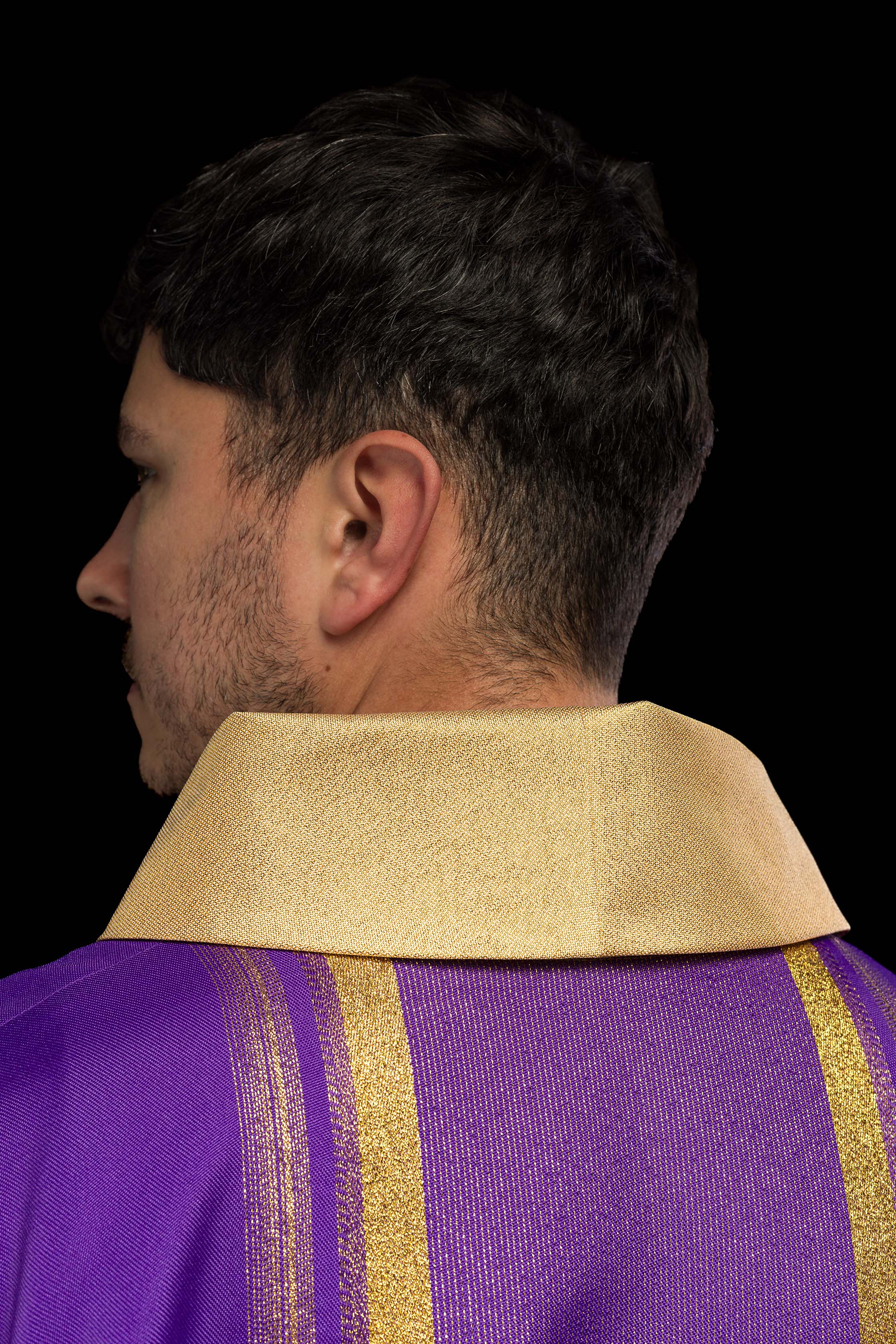 Casula liturgica Viola decorata con ricamo IHS