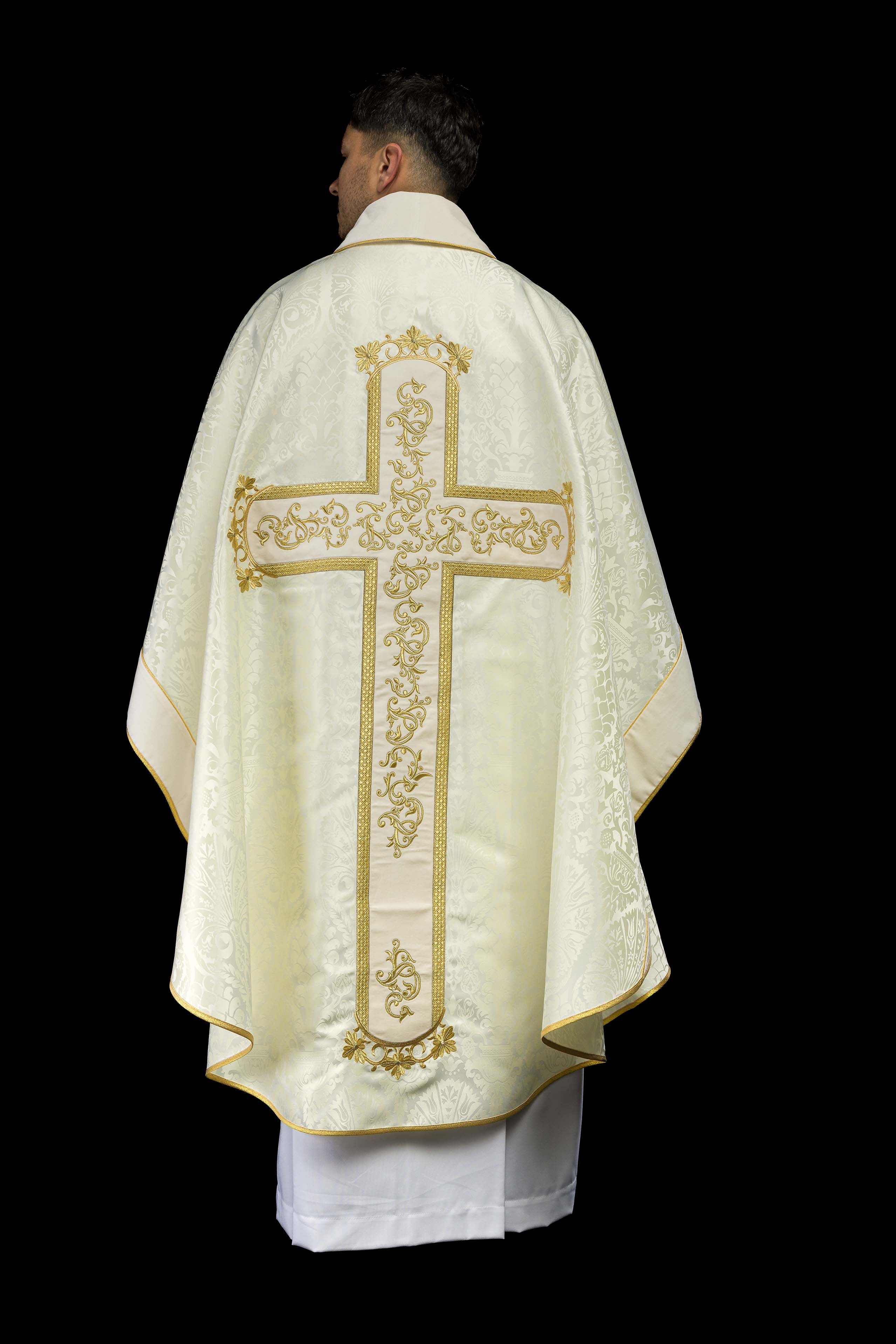 Casula con immagine di Gesù Cristo sulla croce color écru