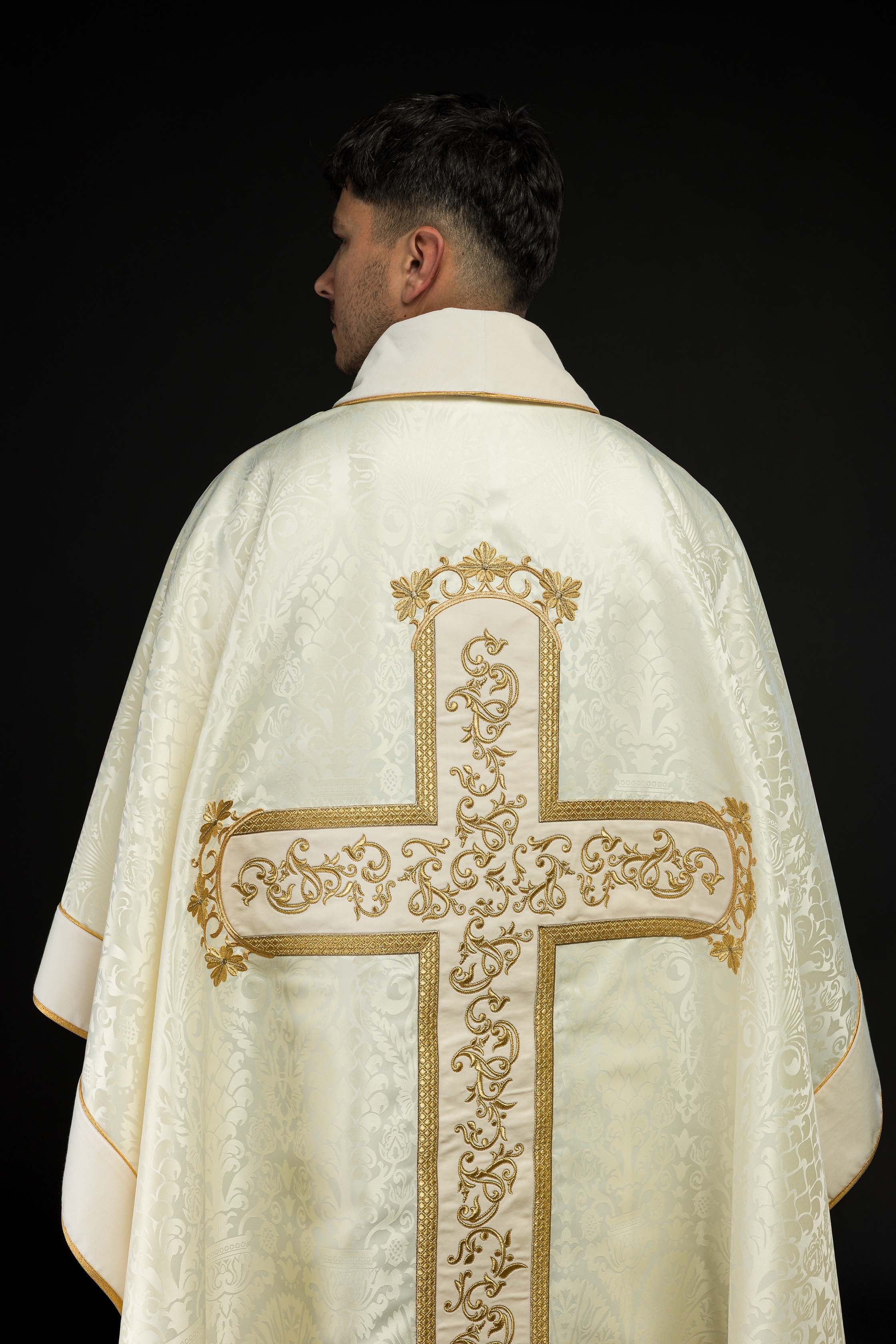Casula con immagine di Gesù Cristo sulla croce color écru