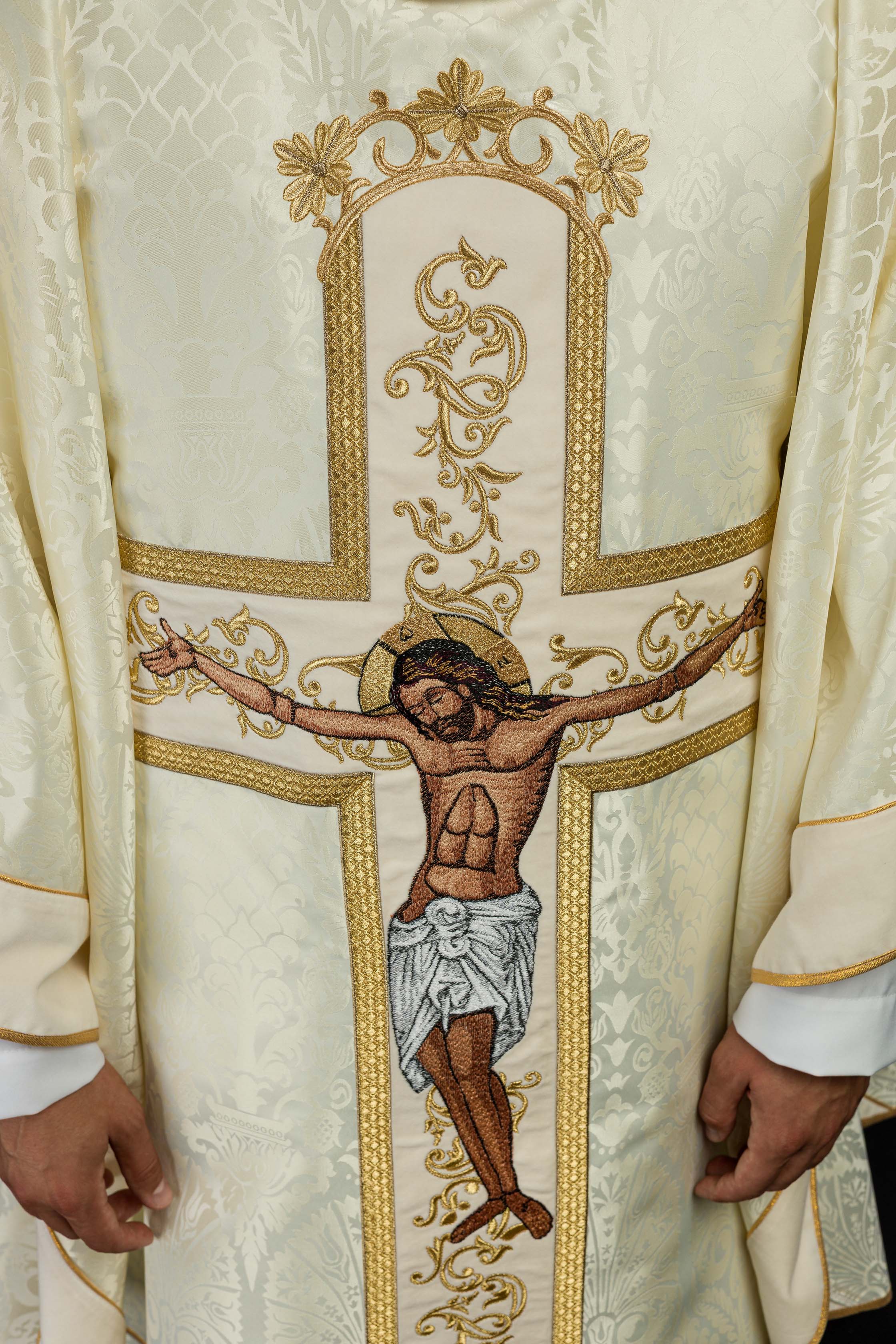 Casula con immagine di Gesù Cristo sulla croce color écru