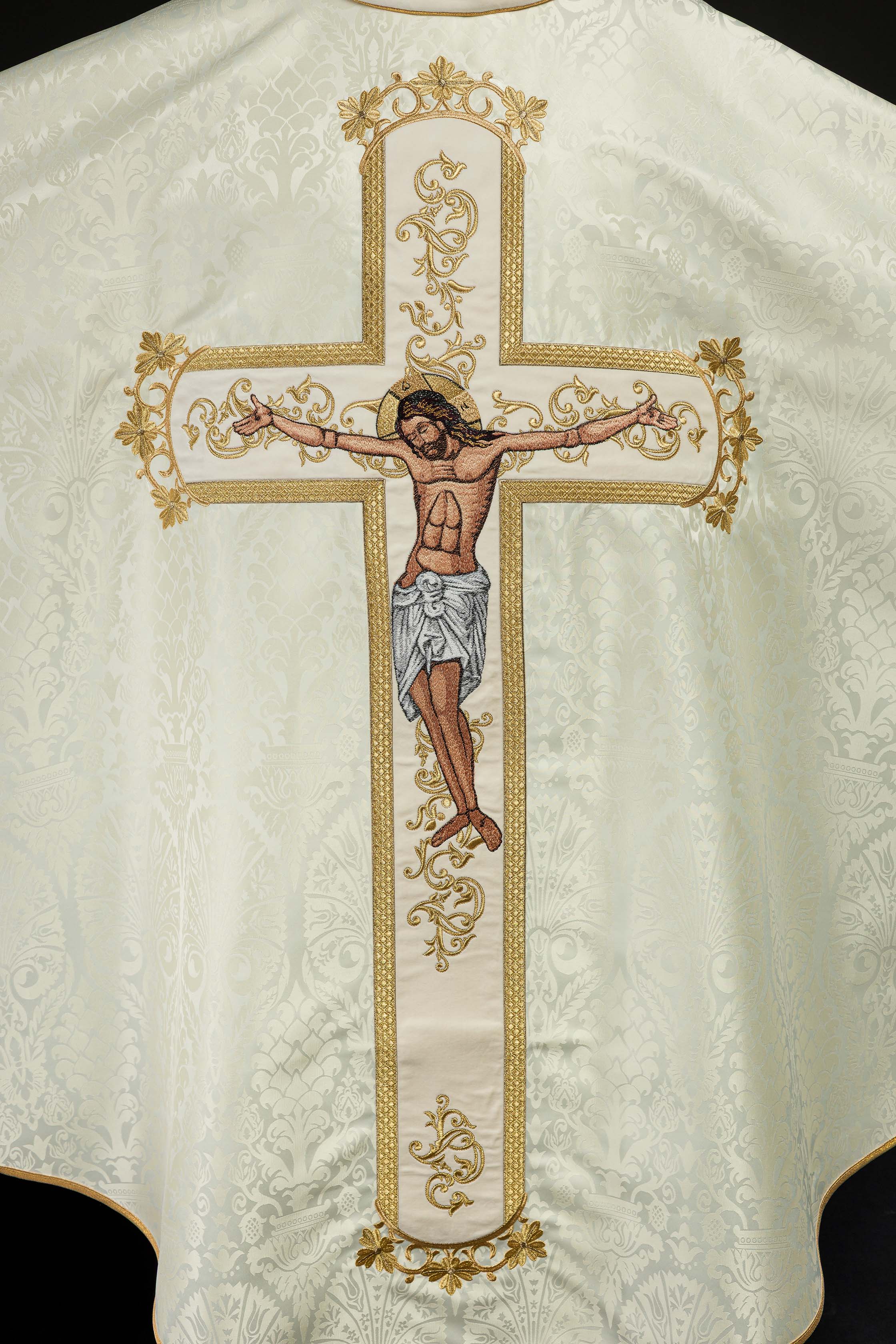 Casula con immagine di Gesù Cristo sulla croce color écru