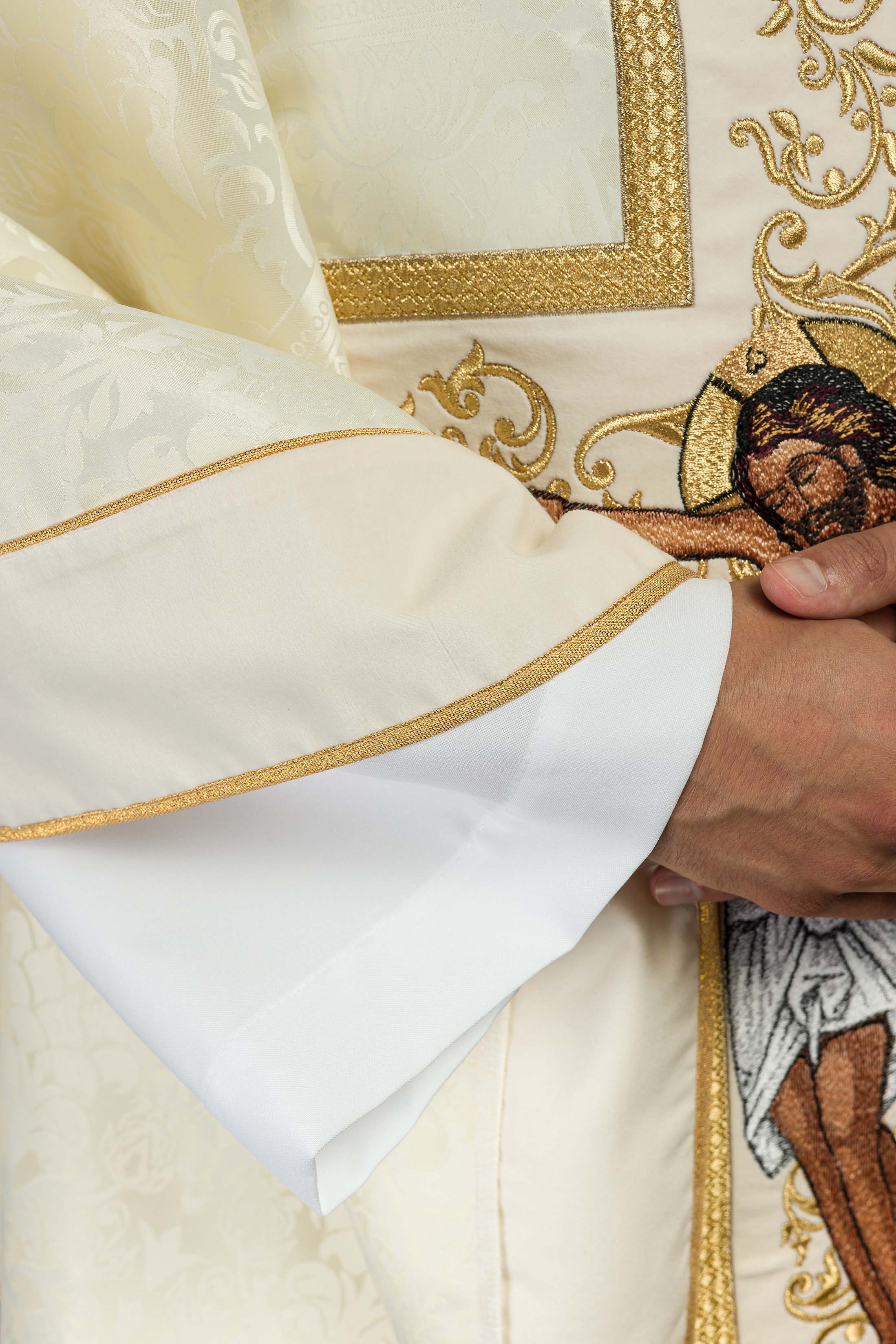 Casula con immagine di Gesù Cristo sulla croce color écru