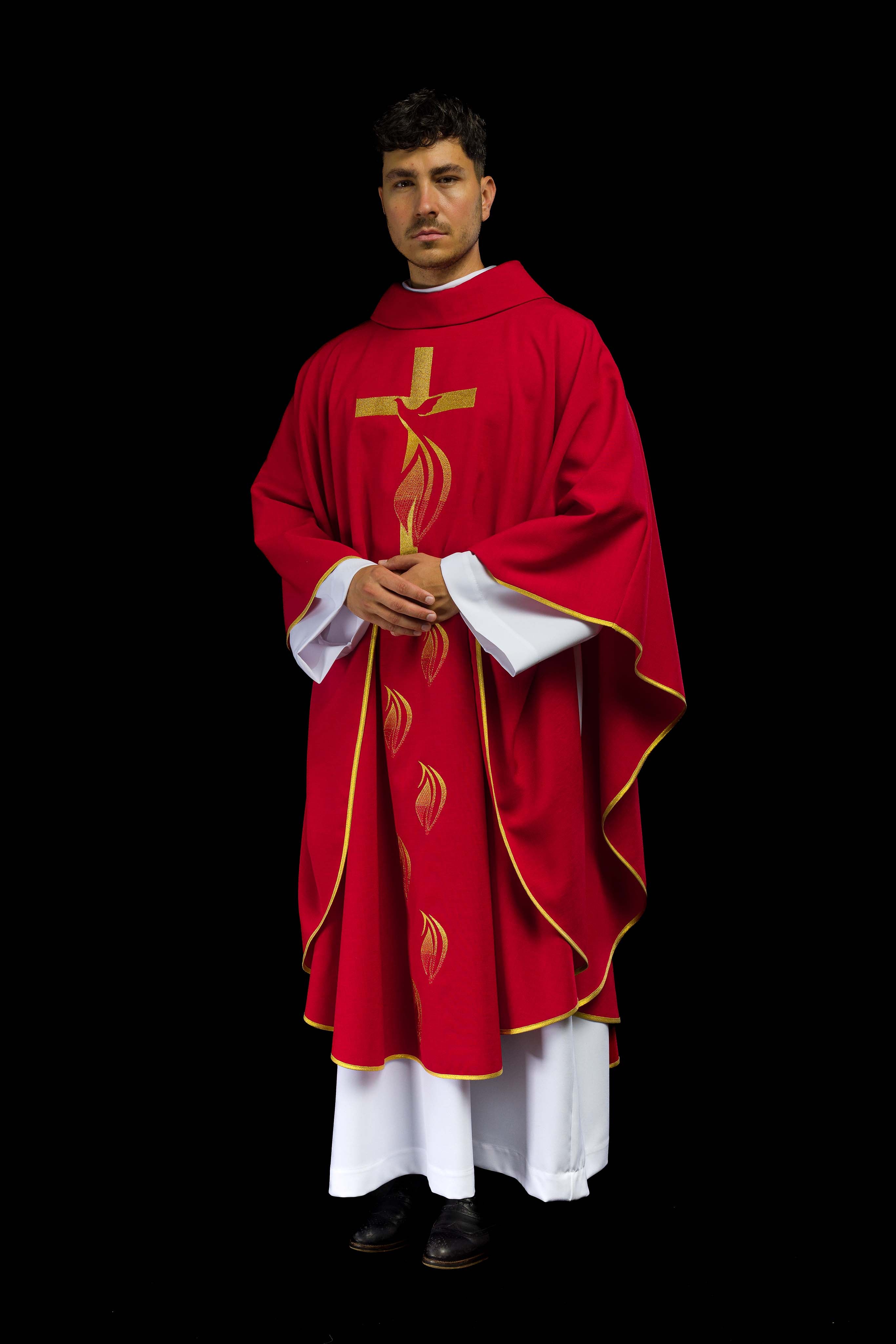 Casula  rossa e ricamo dello Spirito Santo