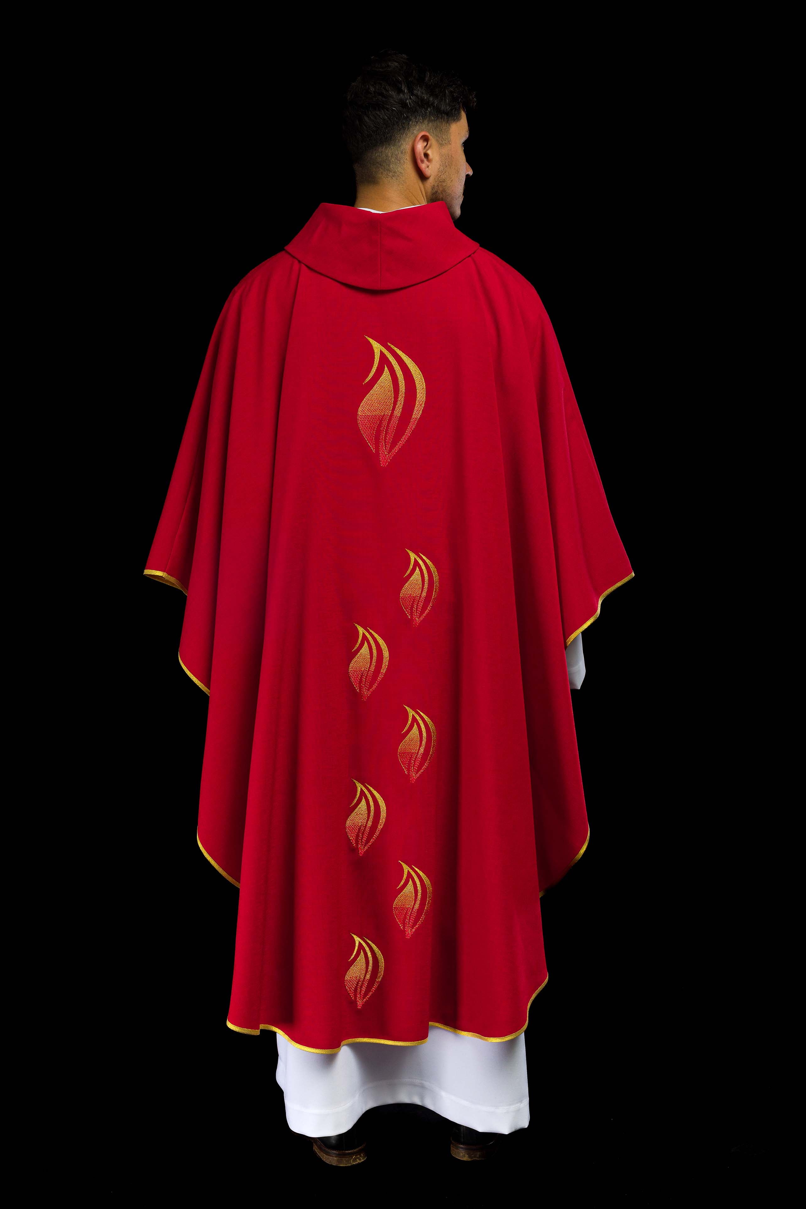 Casula  rossa e ricamo dello Spirito Santo
