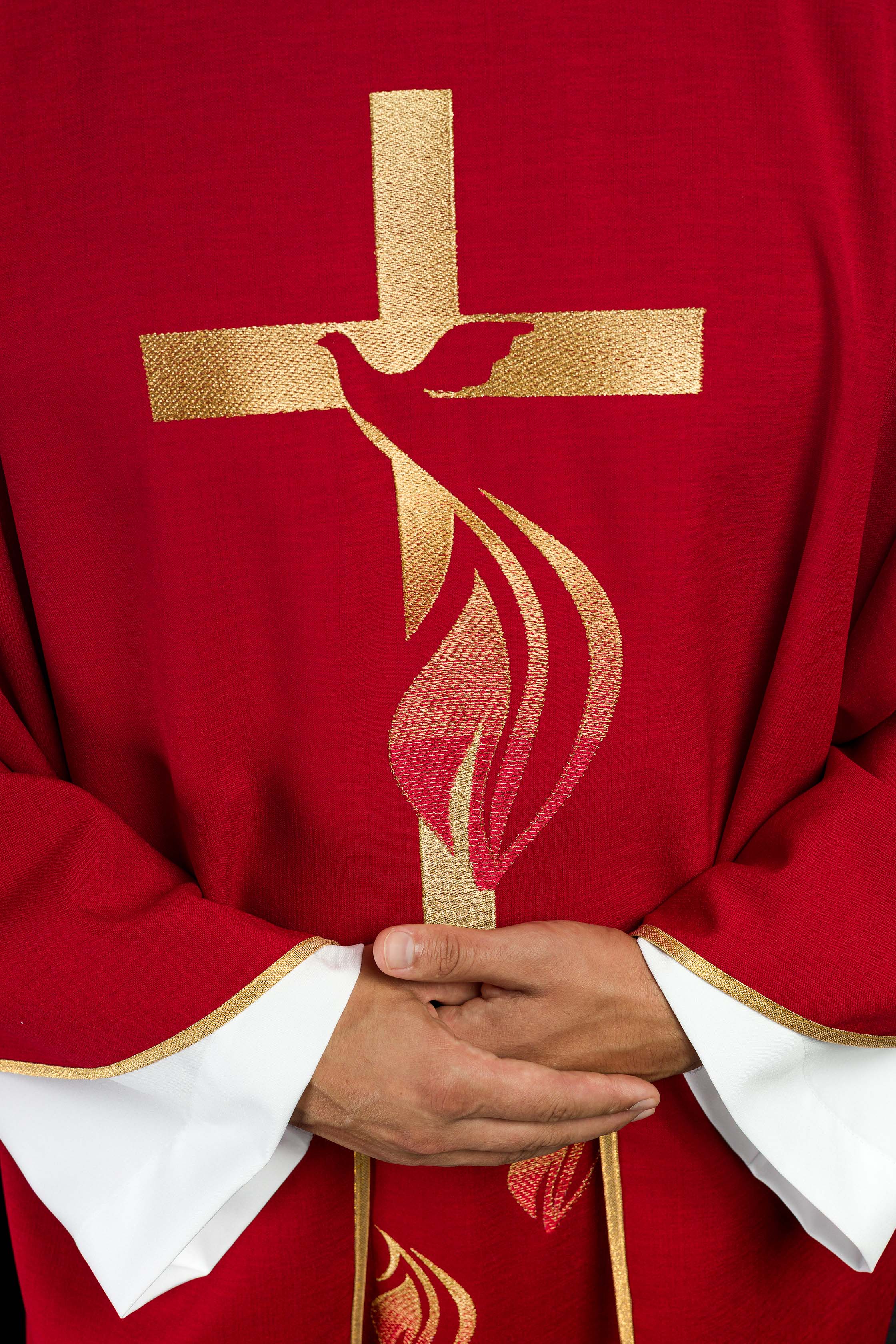 Casula  rossa e ricamo dello Spirito Santo