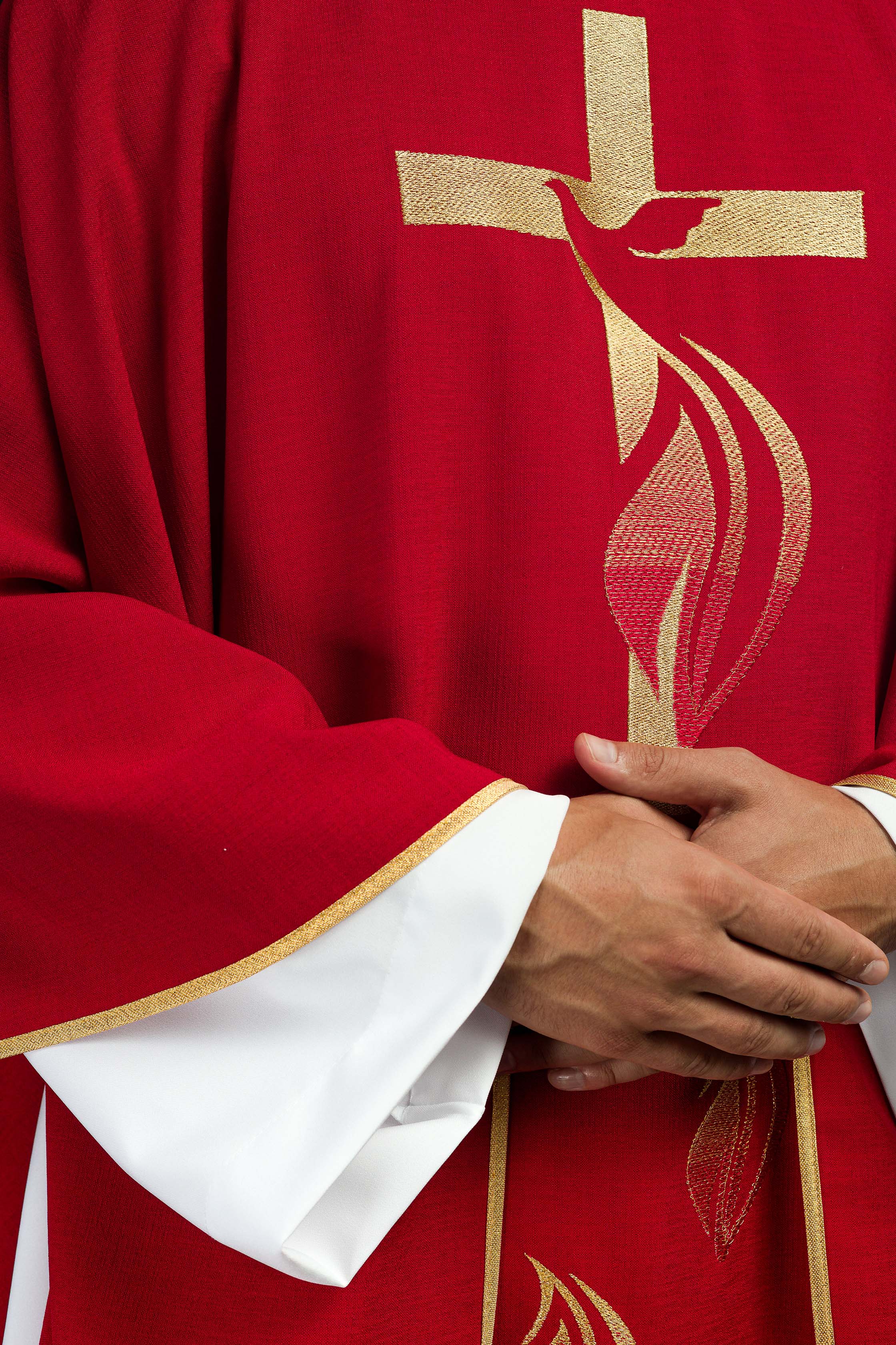 Casula  rossa e ricamo dello Spirito Santo
