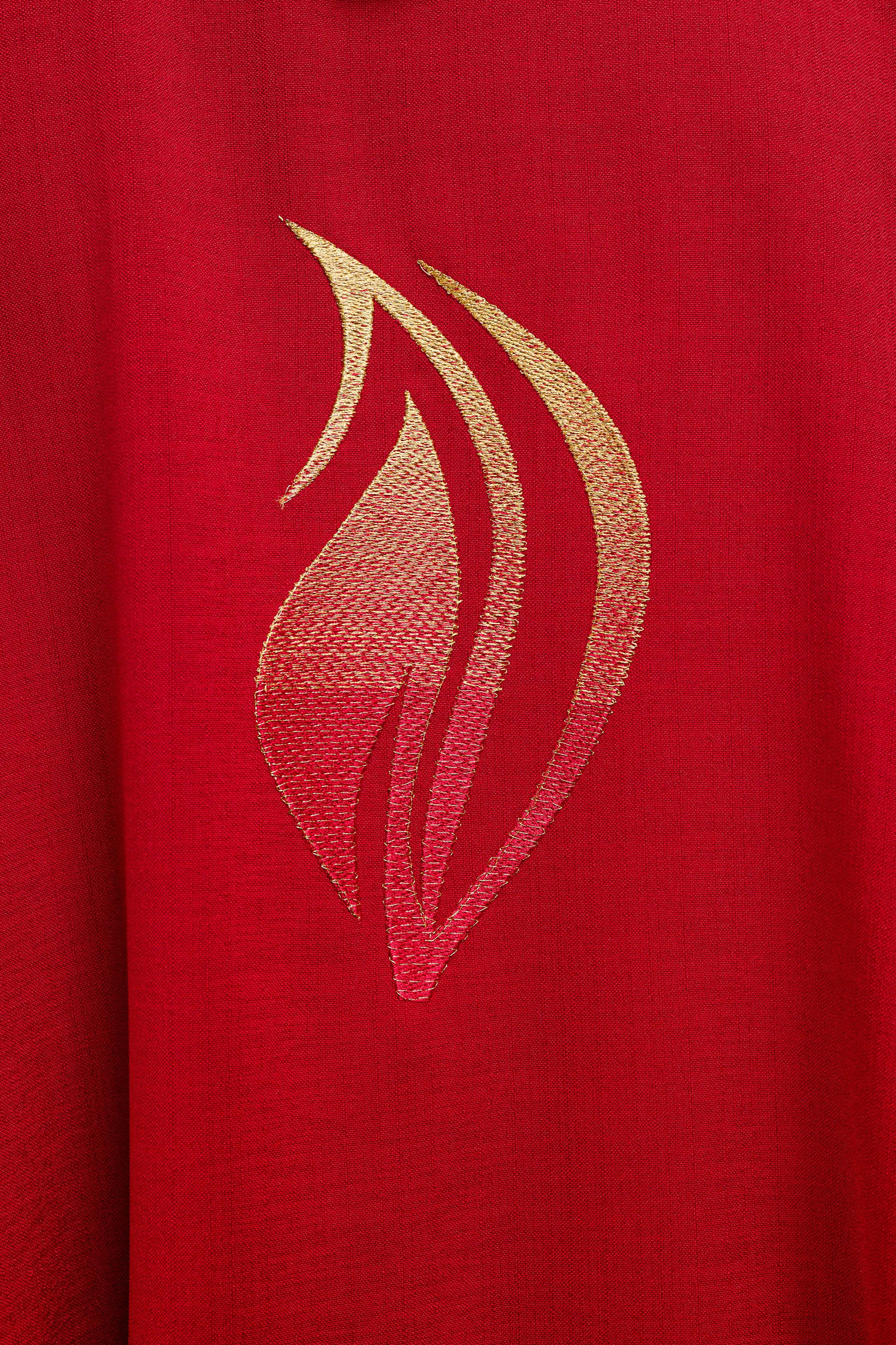 Casula  rossa e ricamo dello Spirito Santo