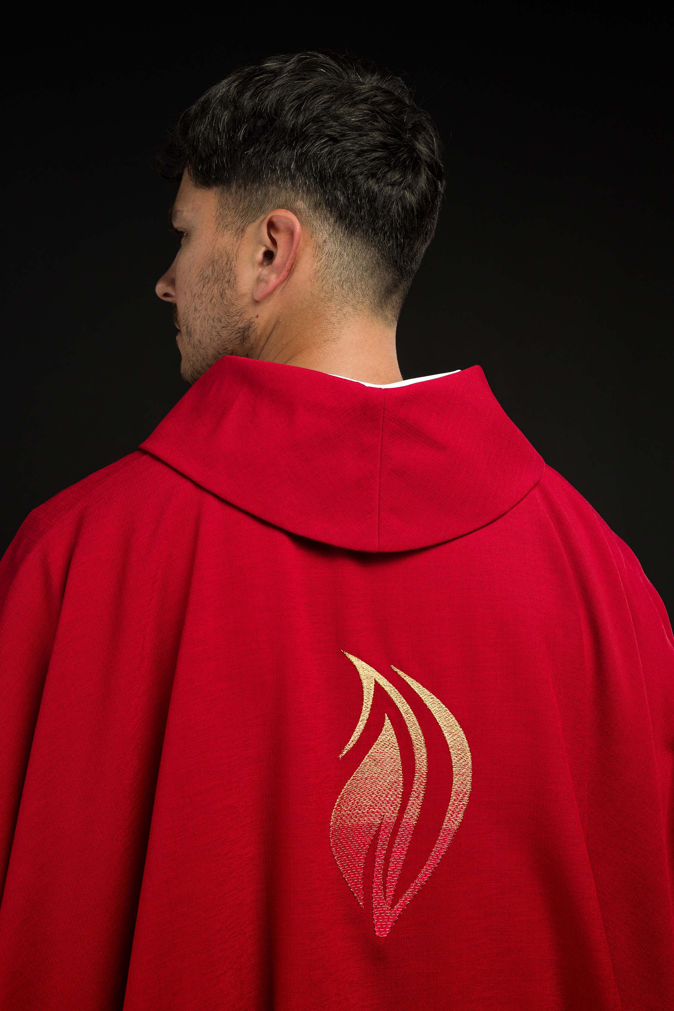 Casula  rossa e ricamo dello Spirito Santo