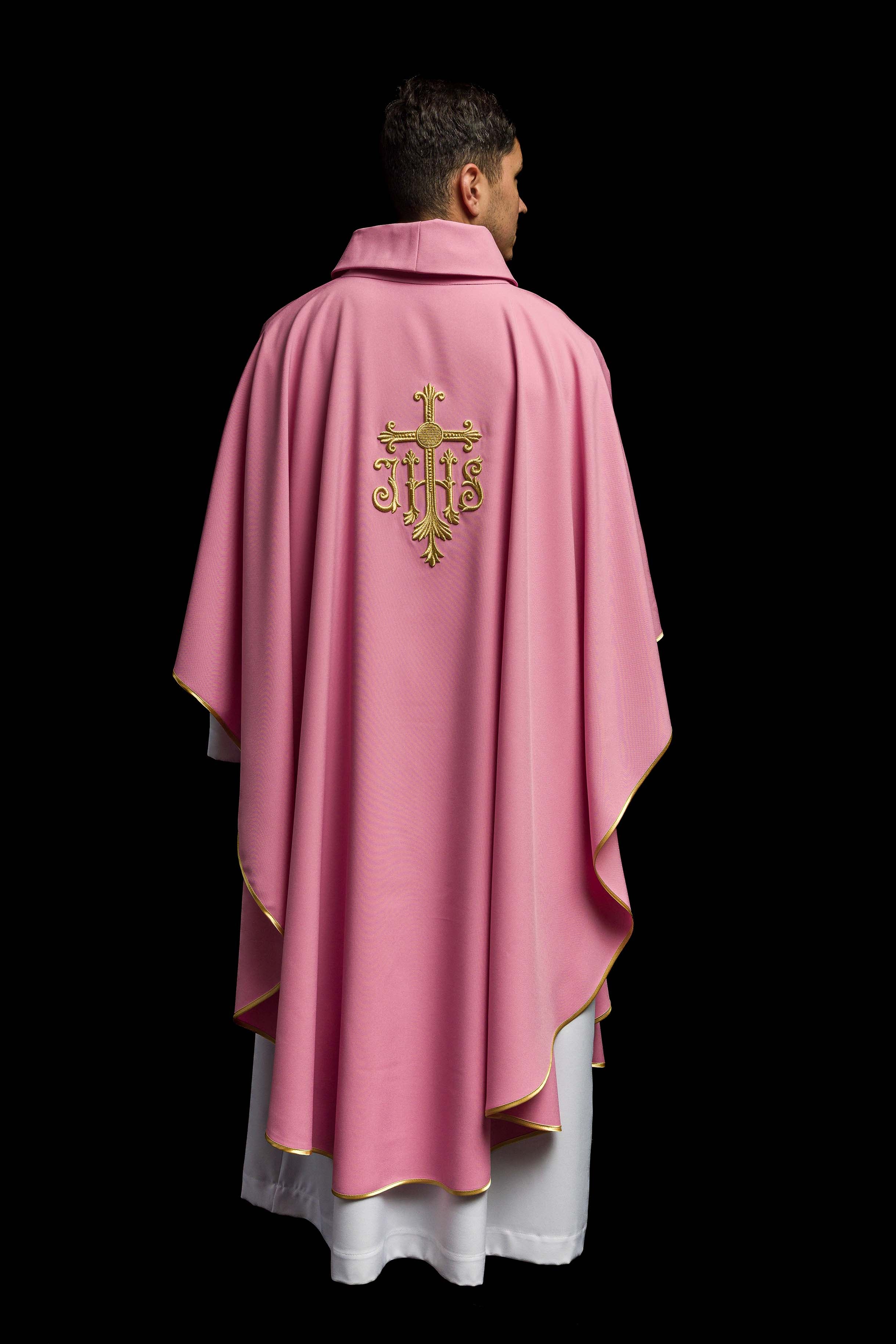 Casula rosa con ricamo IHS in rilievo