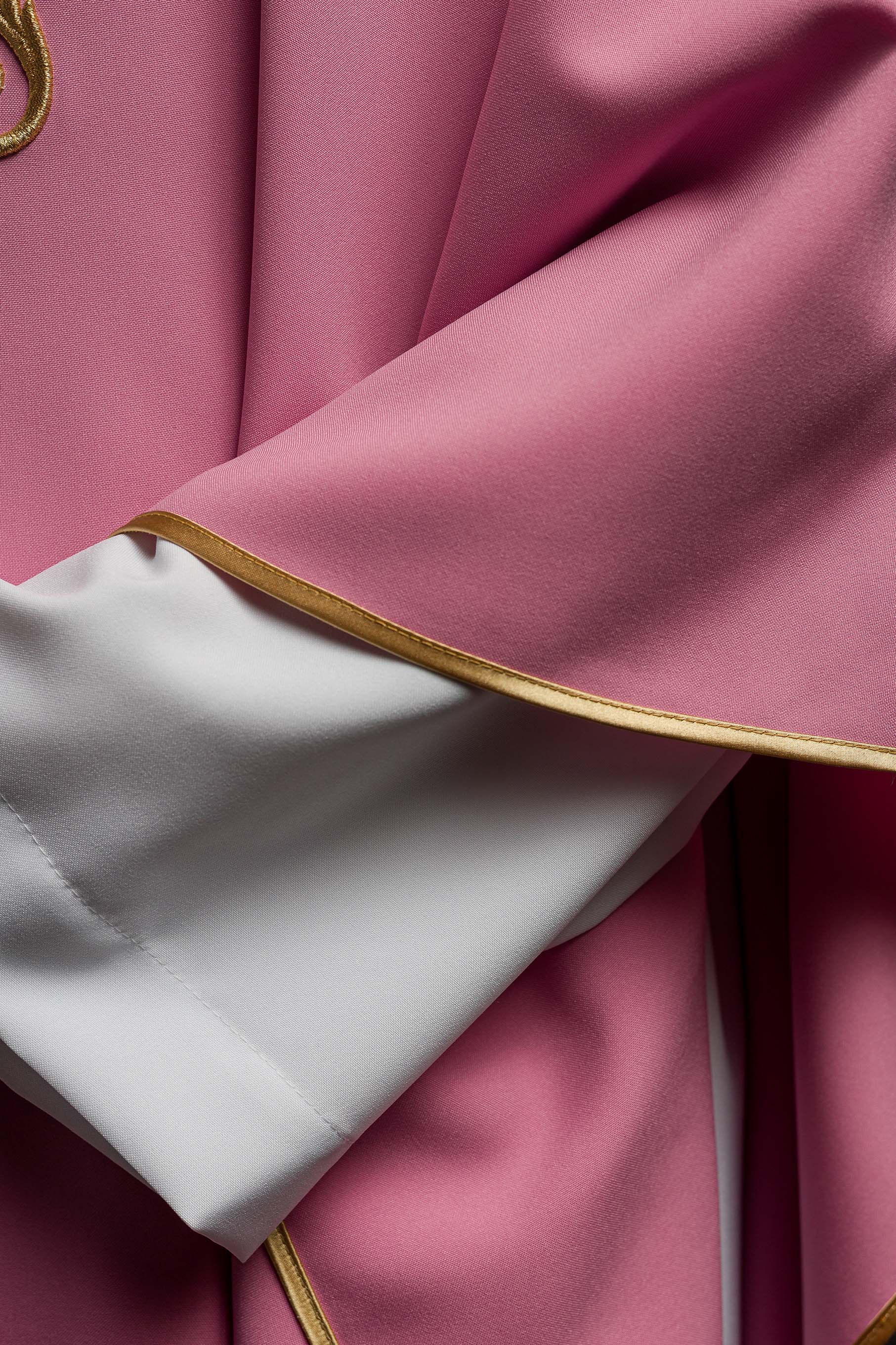 Casula rosa con ricamo IHS in rilievo