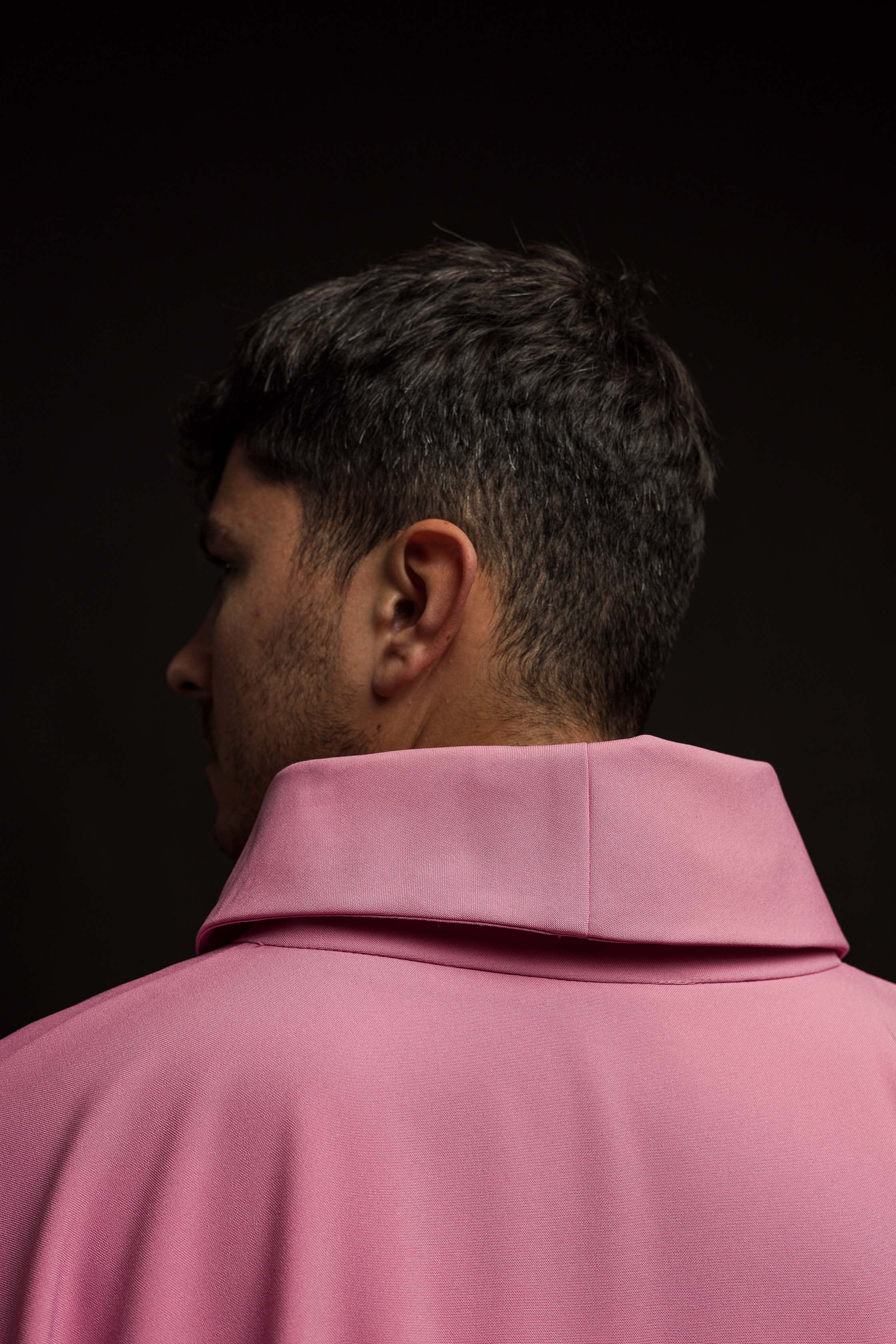 Casula rosa con ricamo IHS in rilievo