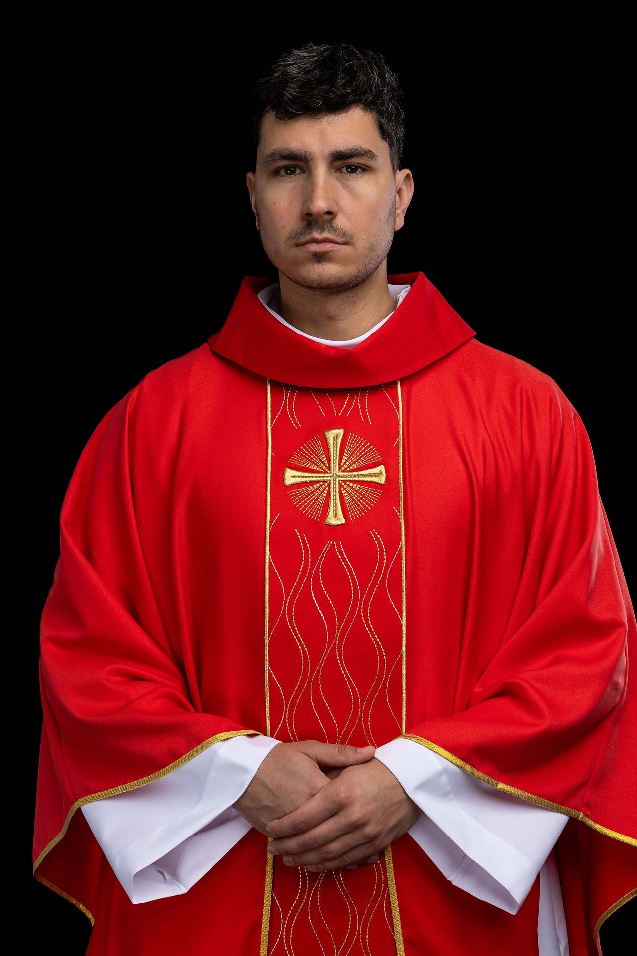 Casula rossa ricamata con croce